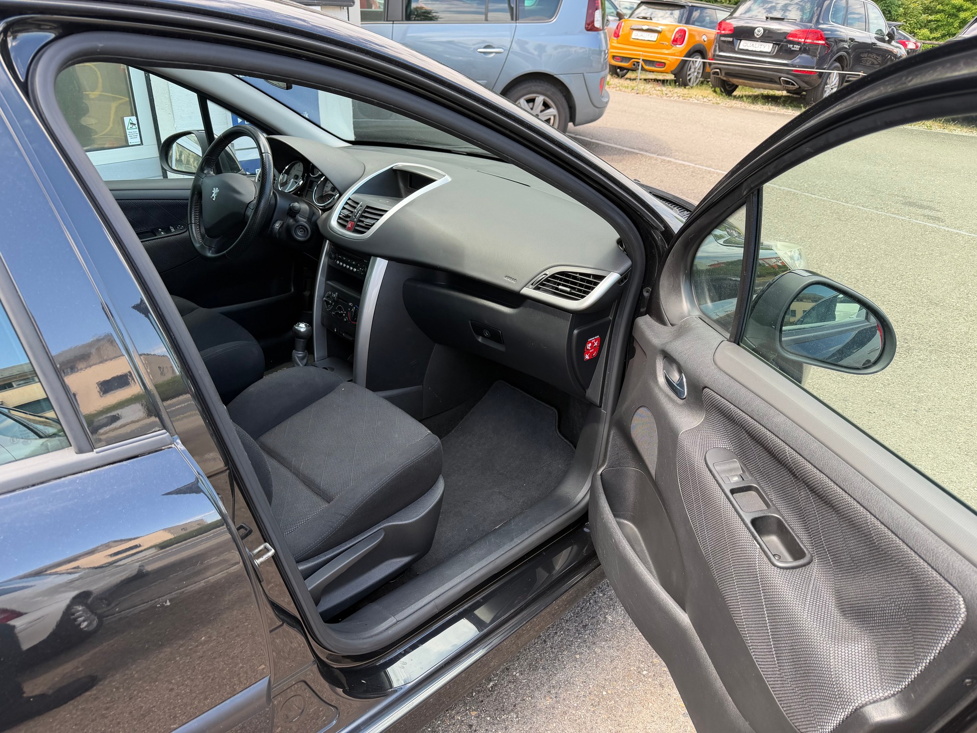 PEUGEOT 207 1.4 16V XS-image-8