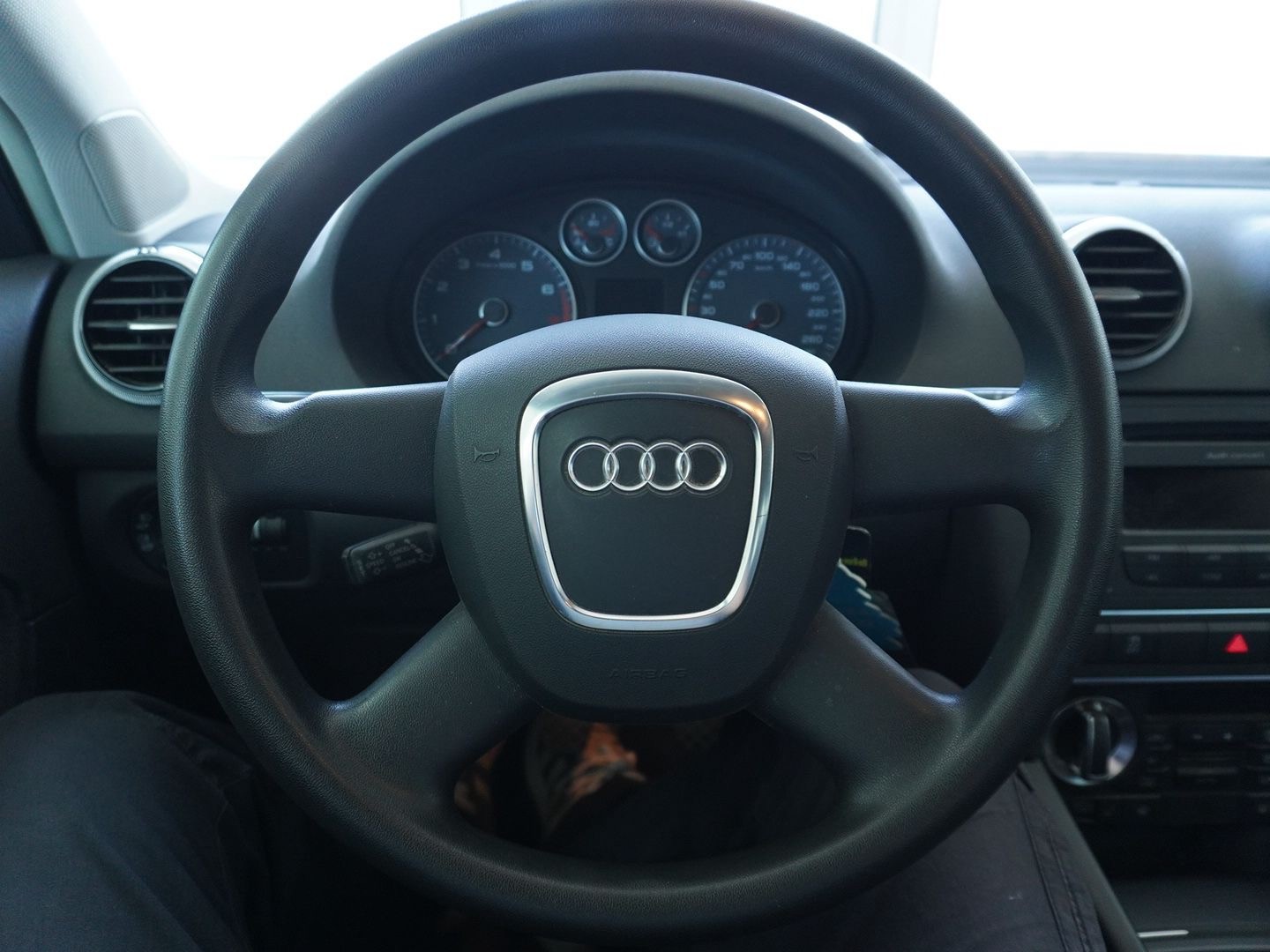 AUDI A3 Sportback 1.8 TFSI Attraction-image-5