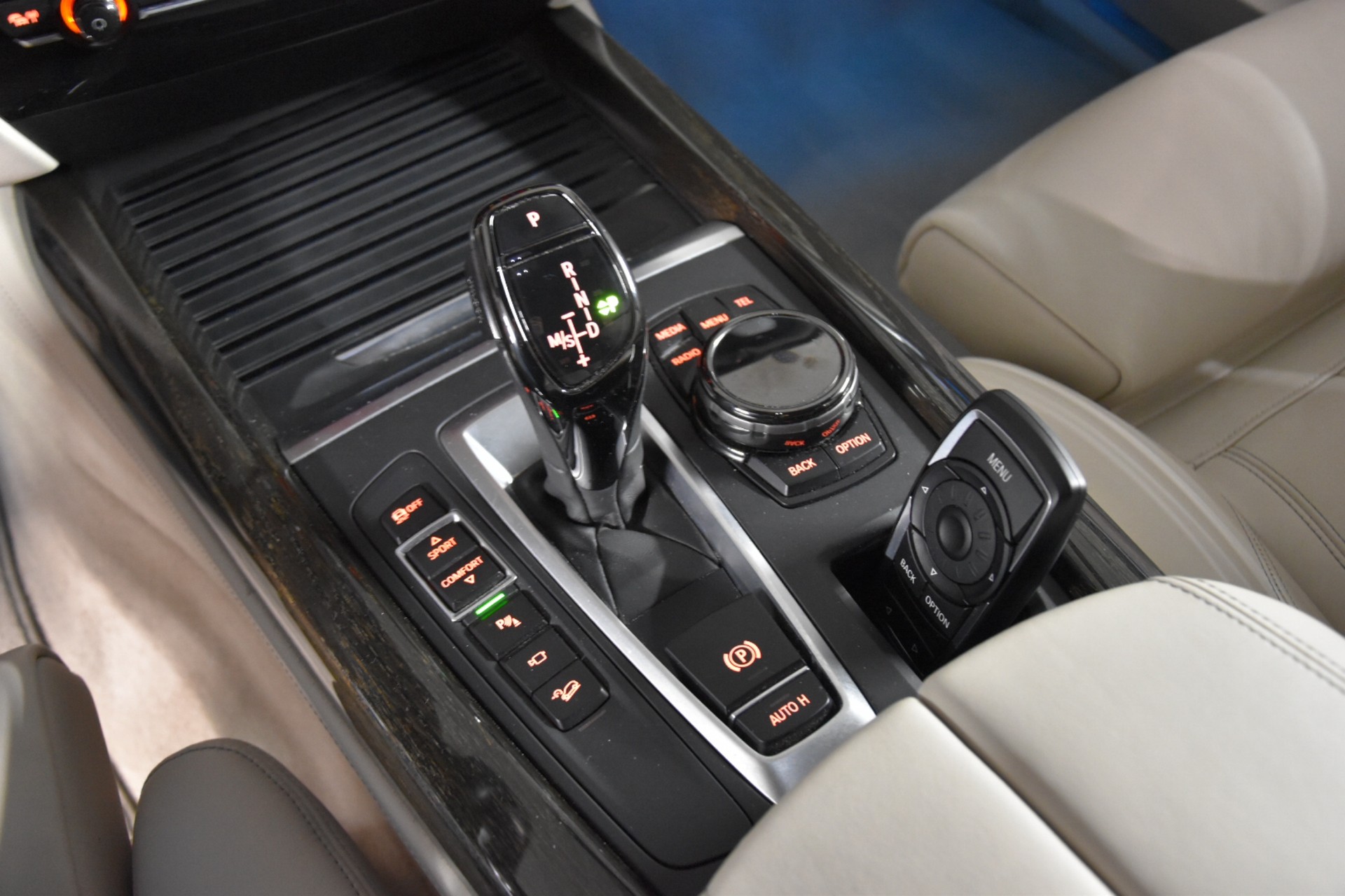 BMW X5 xDrive 50i Steptronic *** INDIVIDUAL ***-image-25