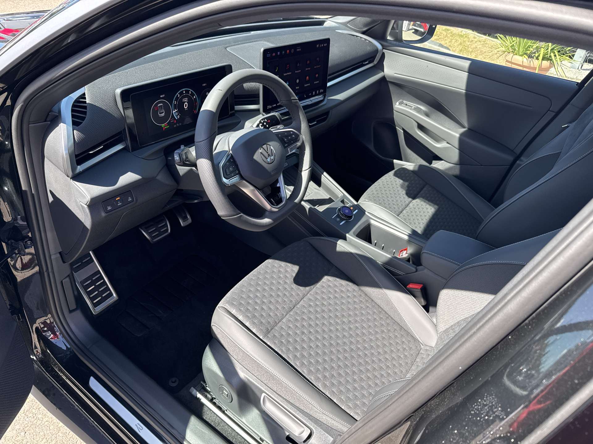 VW T-Roc 1.5 eTSi mHEV R-Line DSG-Automat-image-5