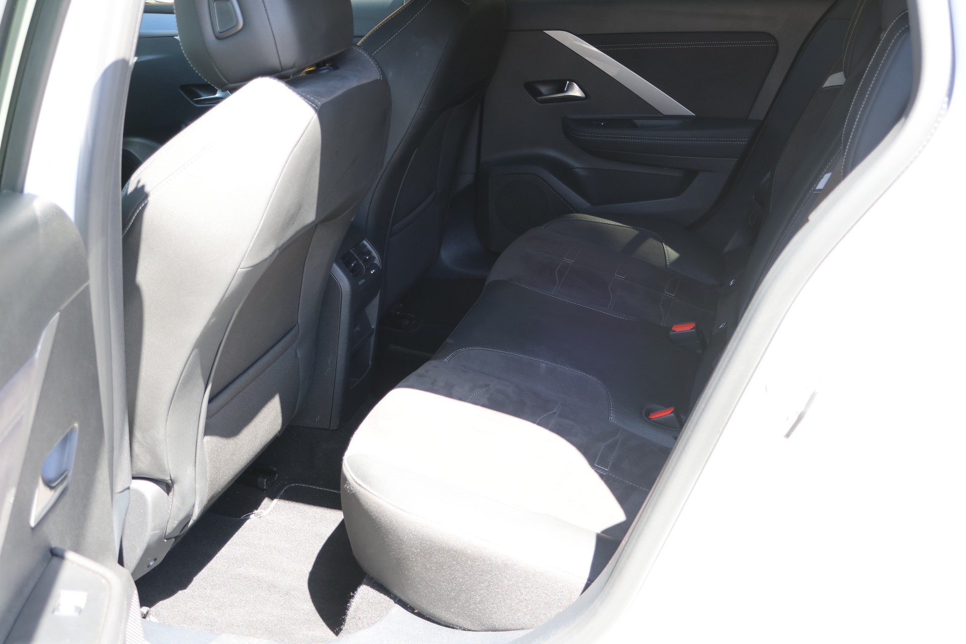 OPEL Astra Sports Tourer 1.6 PHEV Turbo Ultimate-image-13