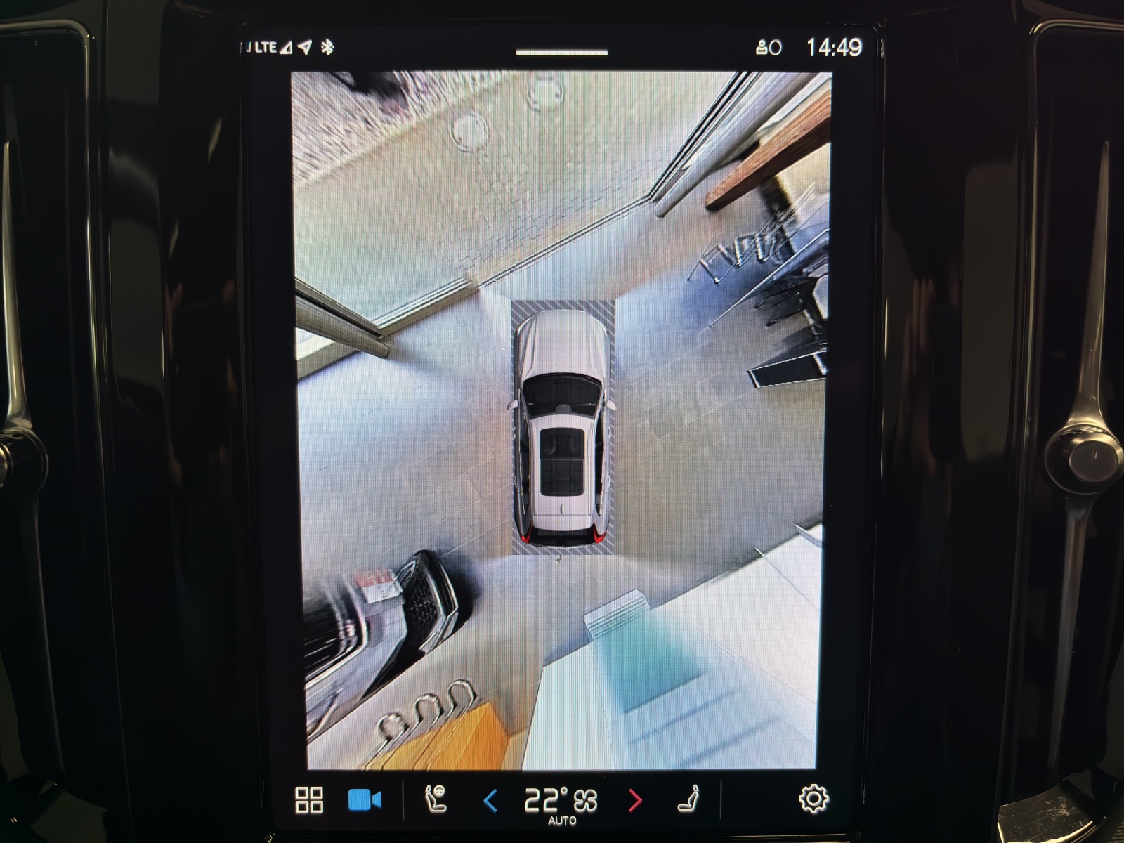 VOLVO XC60 B5 Benzin Mild Hybrid AWD Ultra Dark Geartronic mit AHK, Panorama-Ausstell-/Schiebedach & fortl. Werksgarantie 5 Jahre-image-21
