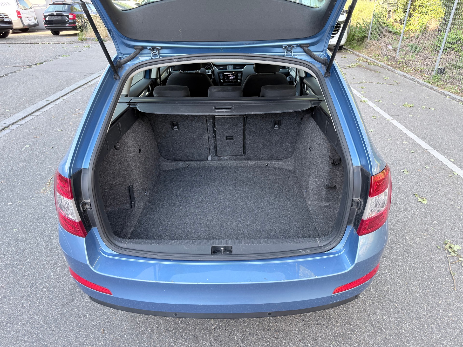 SKODA Octavia Combi 1.6 TDI Elegance DSG-image-12