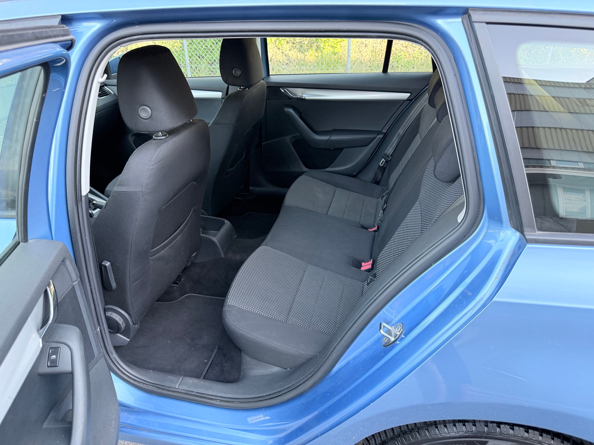 SKODA Octavia Combi 1.6 TDI Elegance DSG-image-9