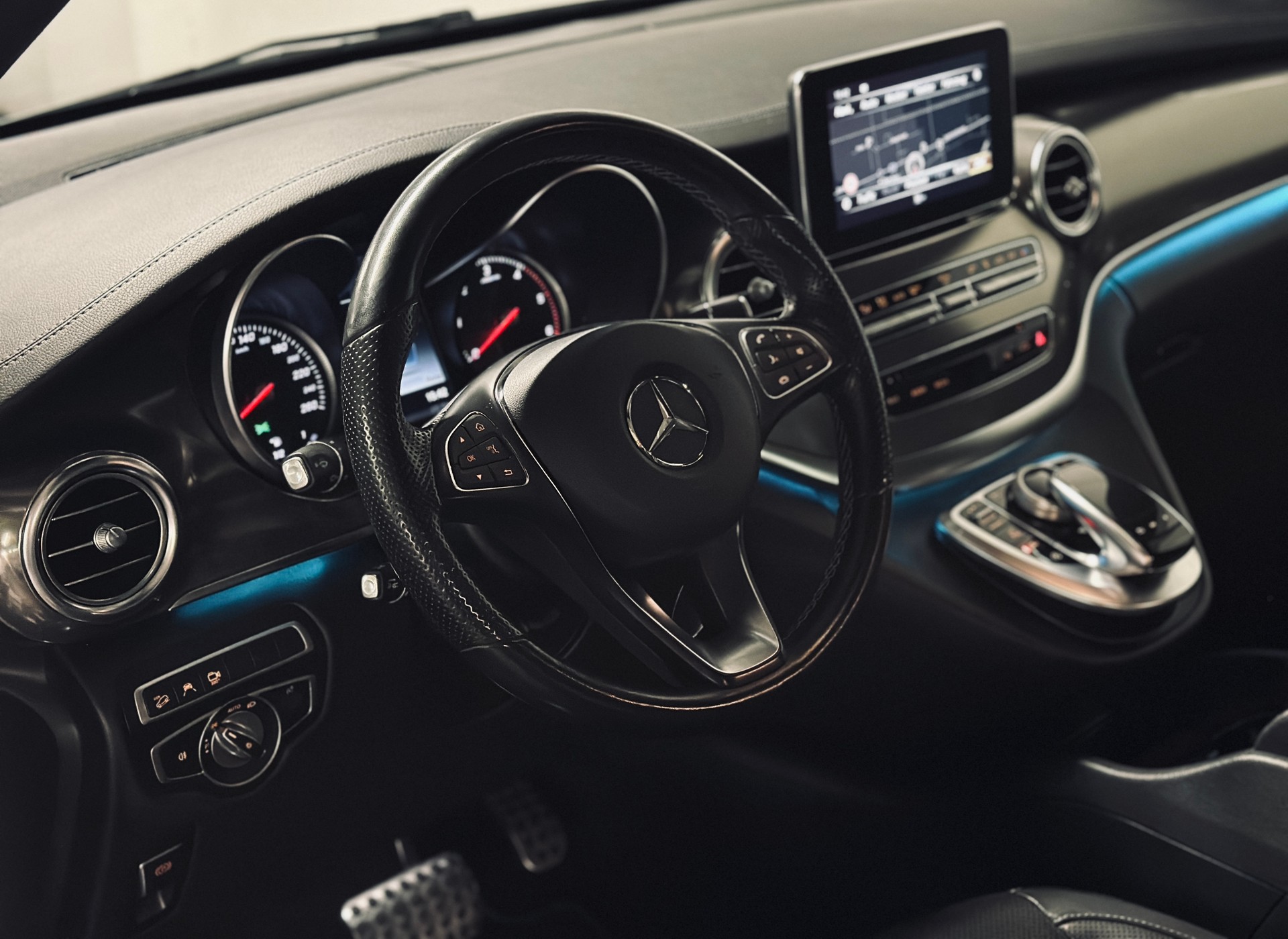 MERCEDES-BENZ V 250 d Exclusive AMG LINE 4Matic lang Version-image-7