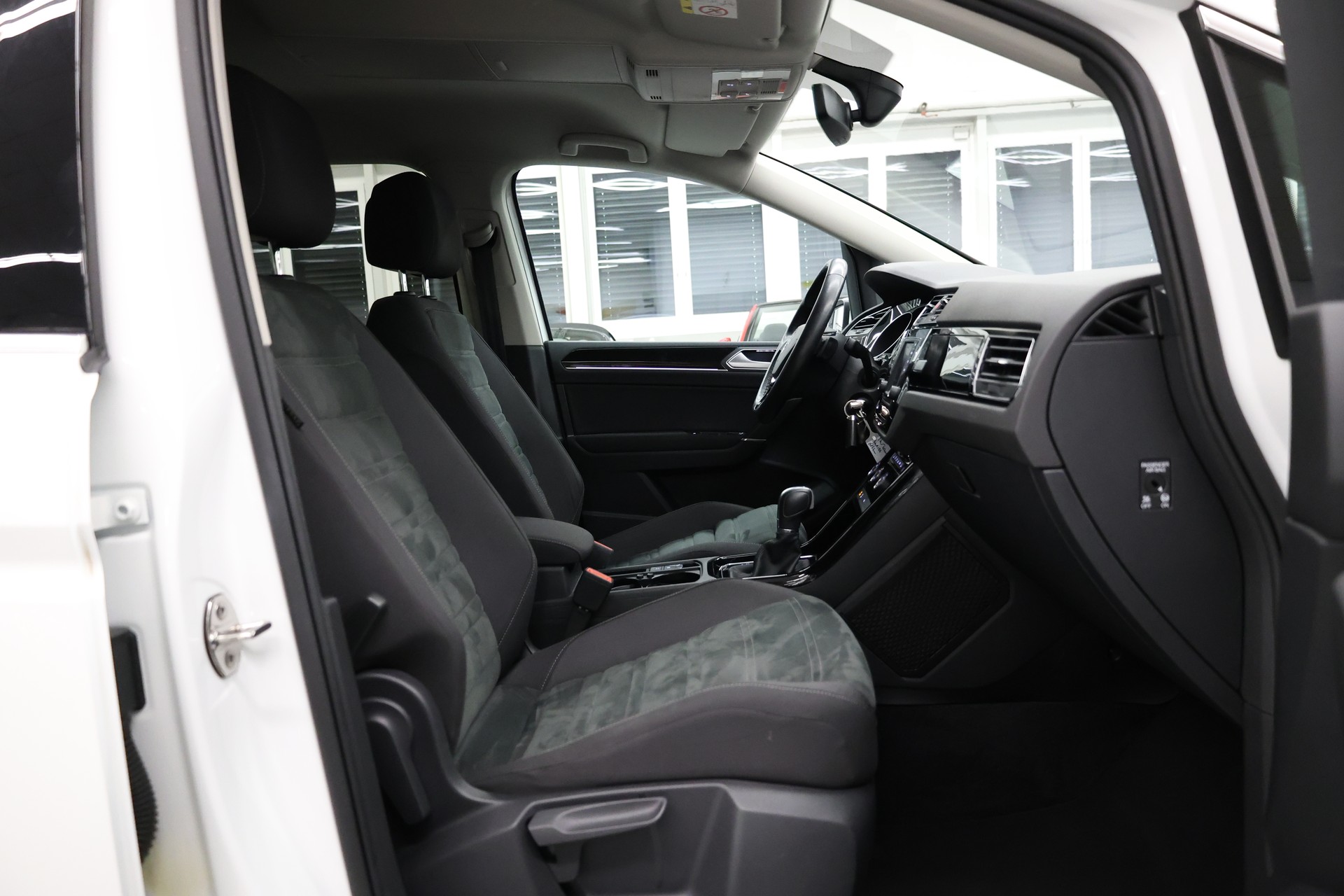 VW Touran 2.0 TDI R-Line SCR Highline DSG-image-16