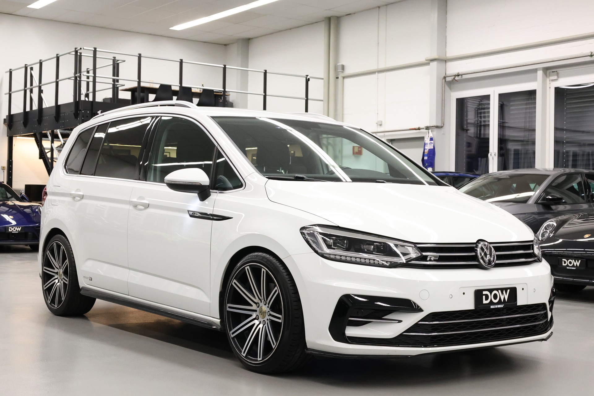 VW Touran 2.0 TDI R-Line SCR Highline DSG-showroom-element-1
