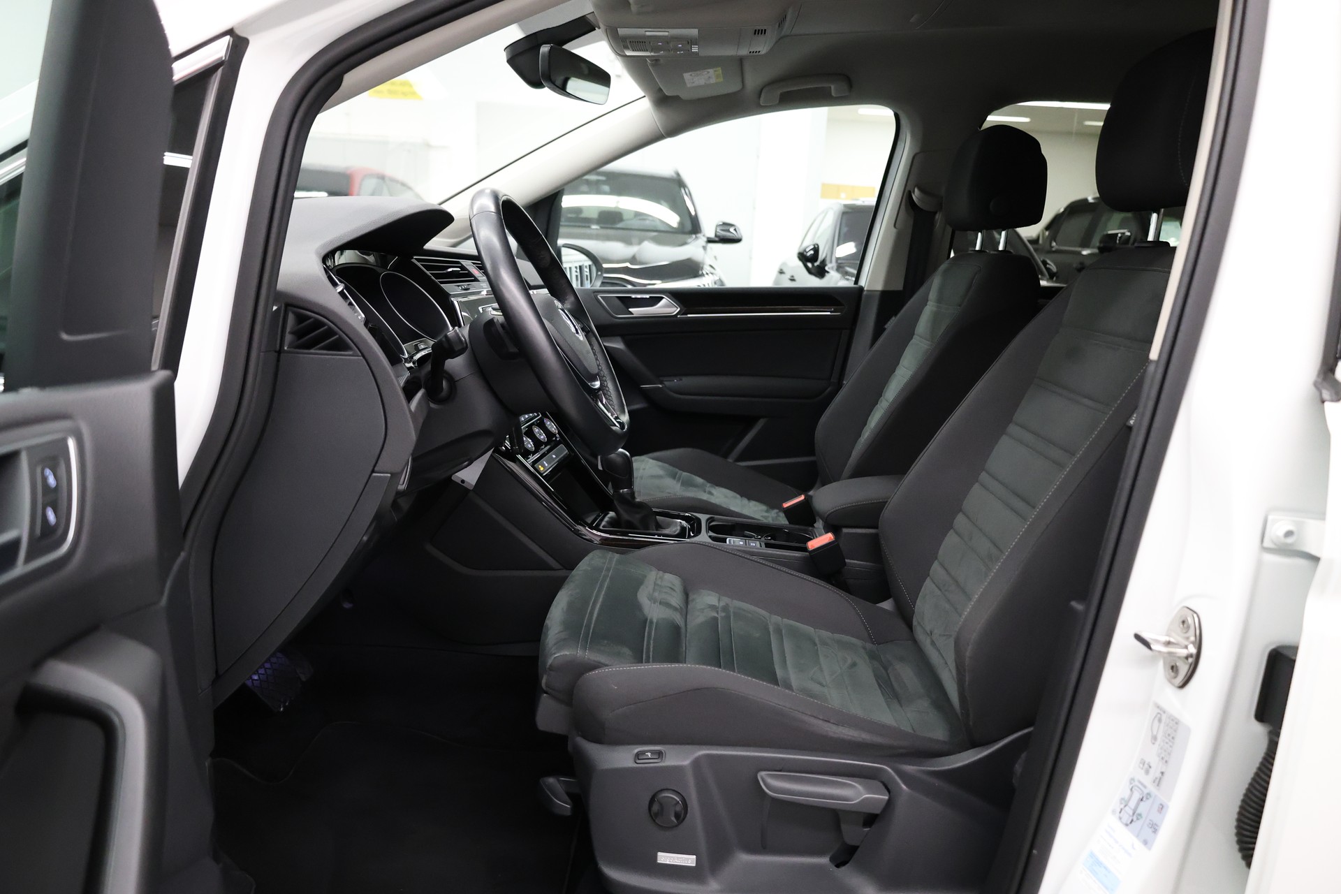 VW Touran 2.0 TDI R-Line SCR Highline DSG-image-15