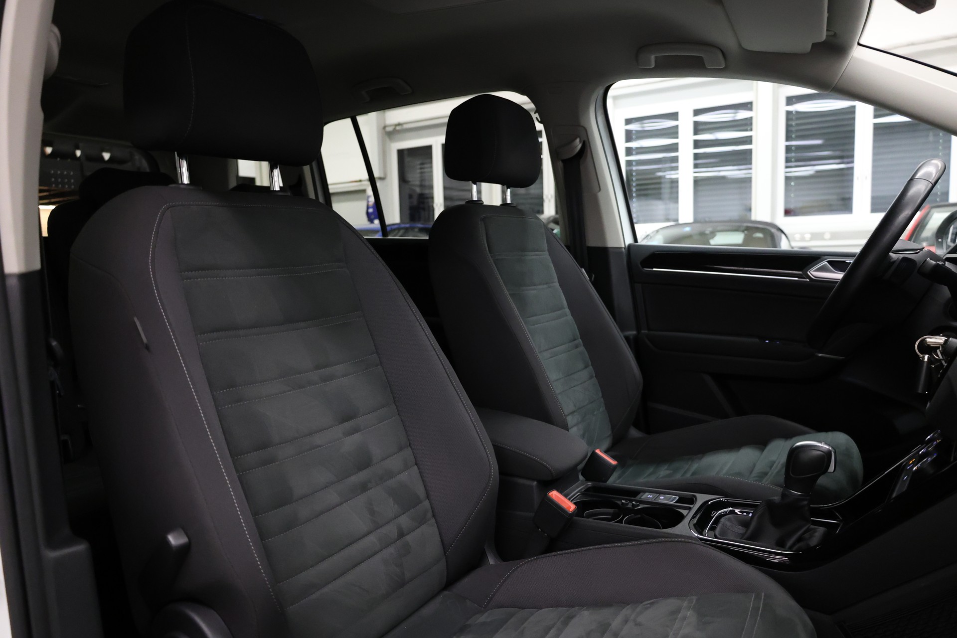 VW Touran 2.0 TDI R-Line SCR Highline DSG-image-17