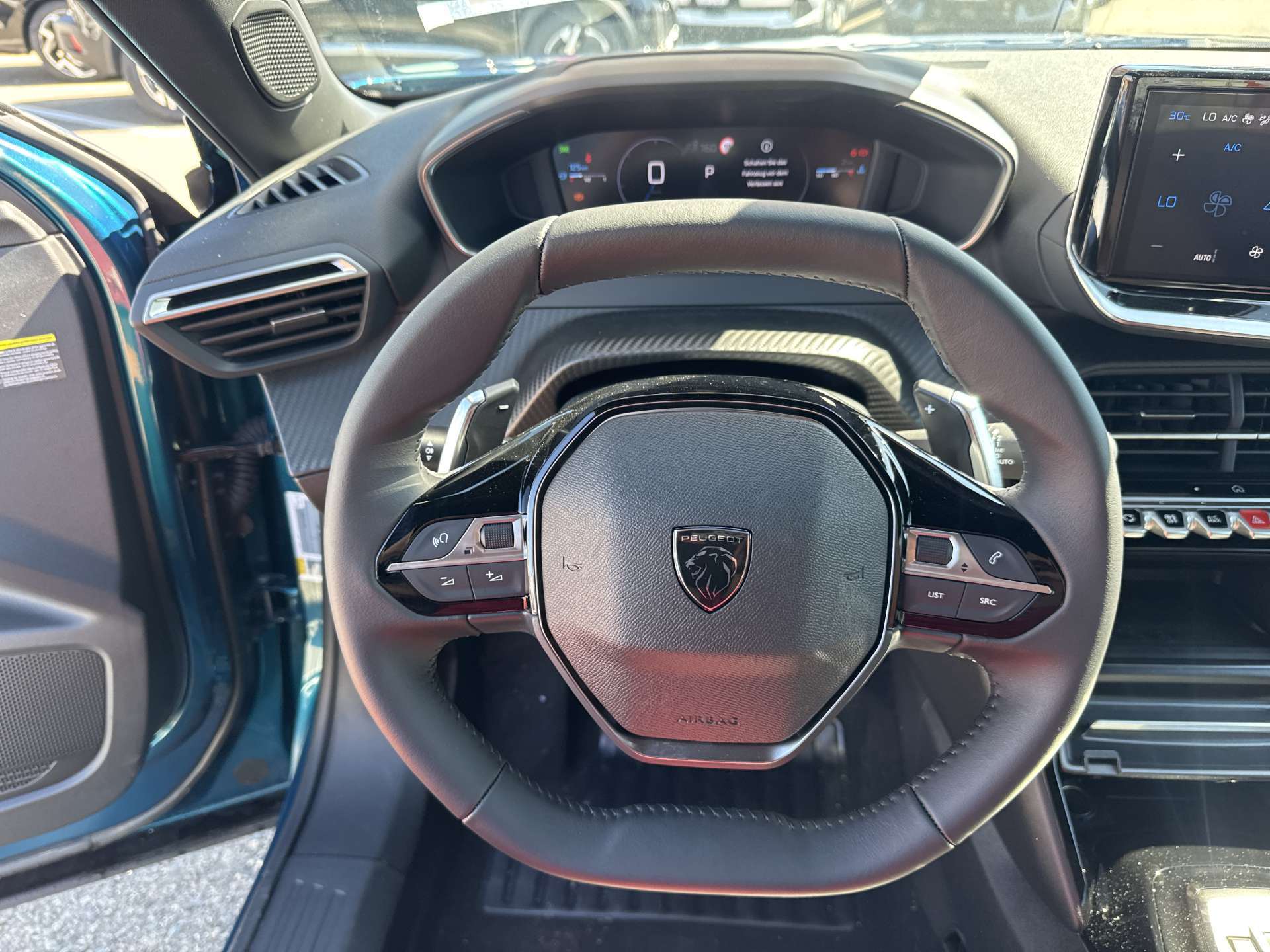 PEUGEOT 2008 1.2 145 MHEV Allure Automat-image-15