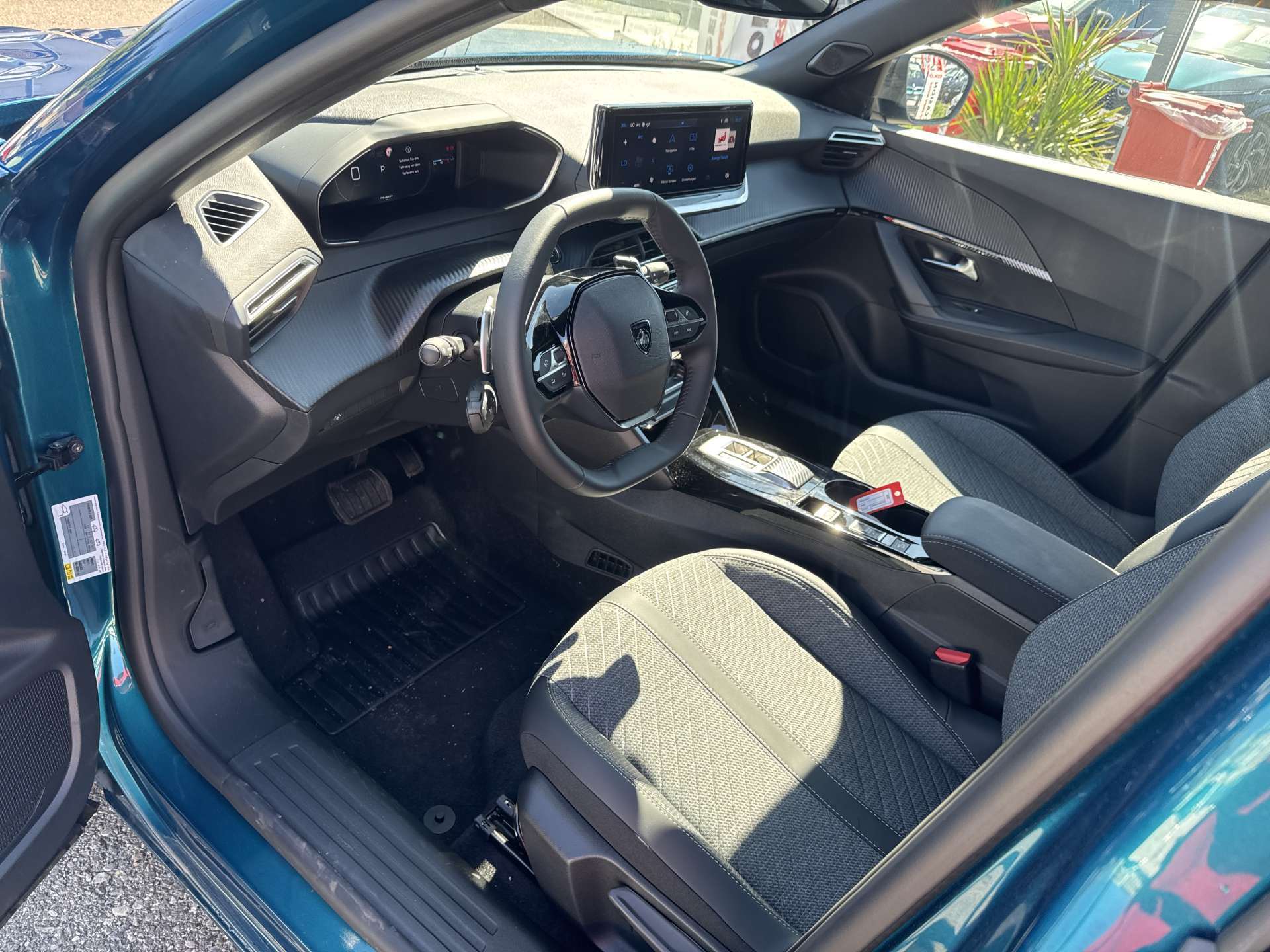 PEUGEOT 2008 1.2 145 MHEV Allure Automat-image-5