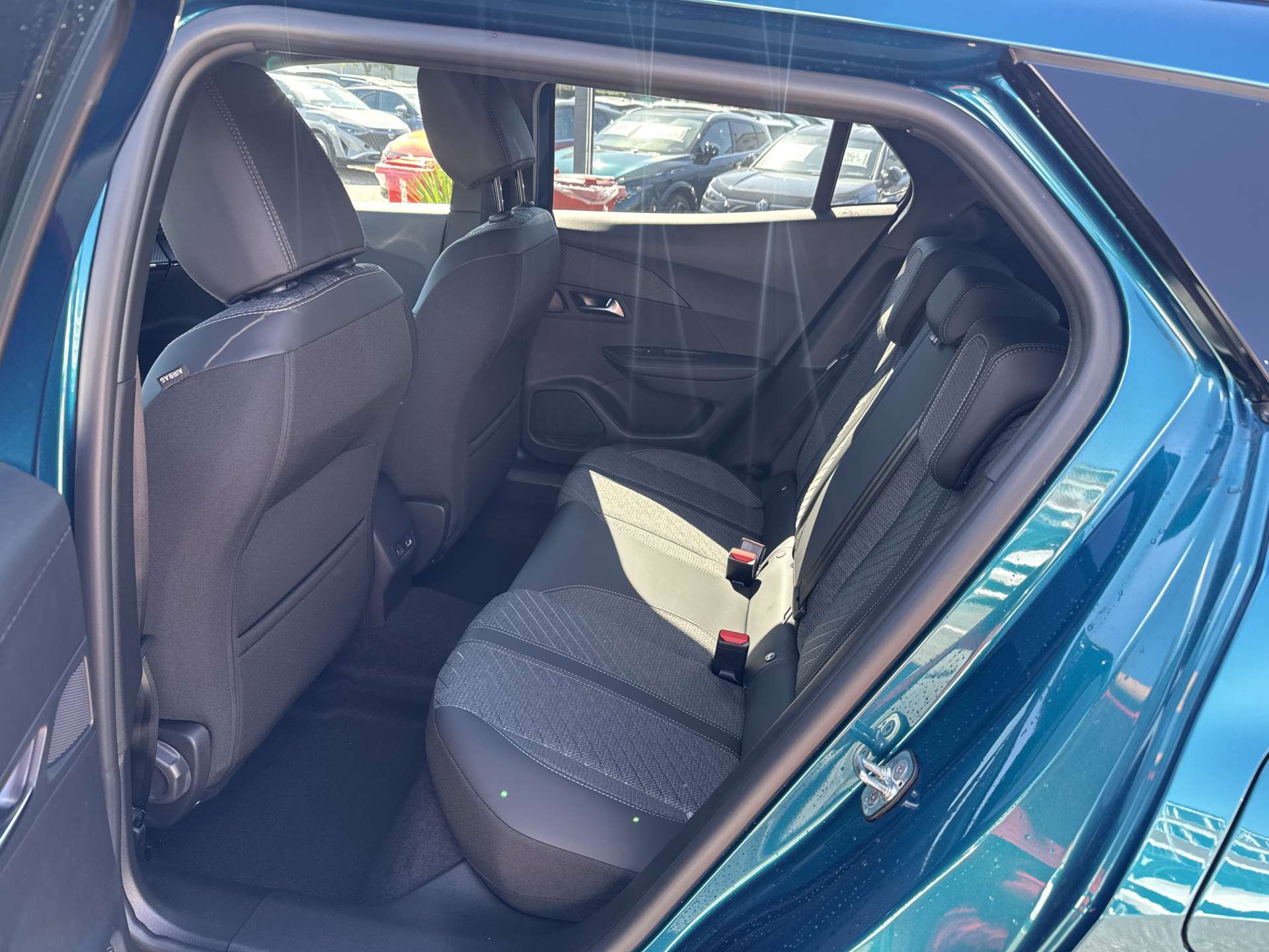 PEUGEOT 2008 1.2 145 MHEV Allure Automat-image-6