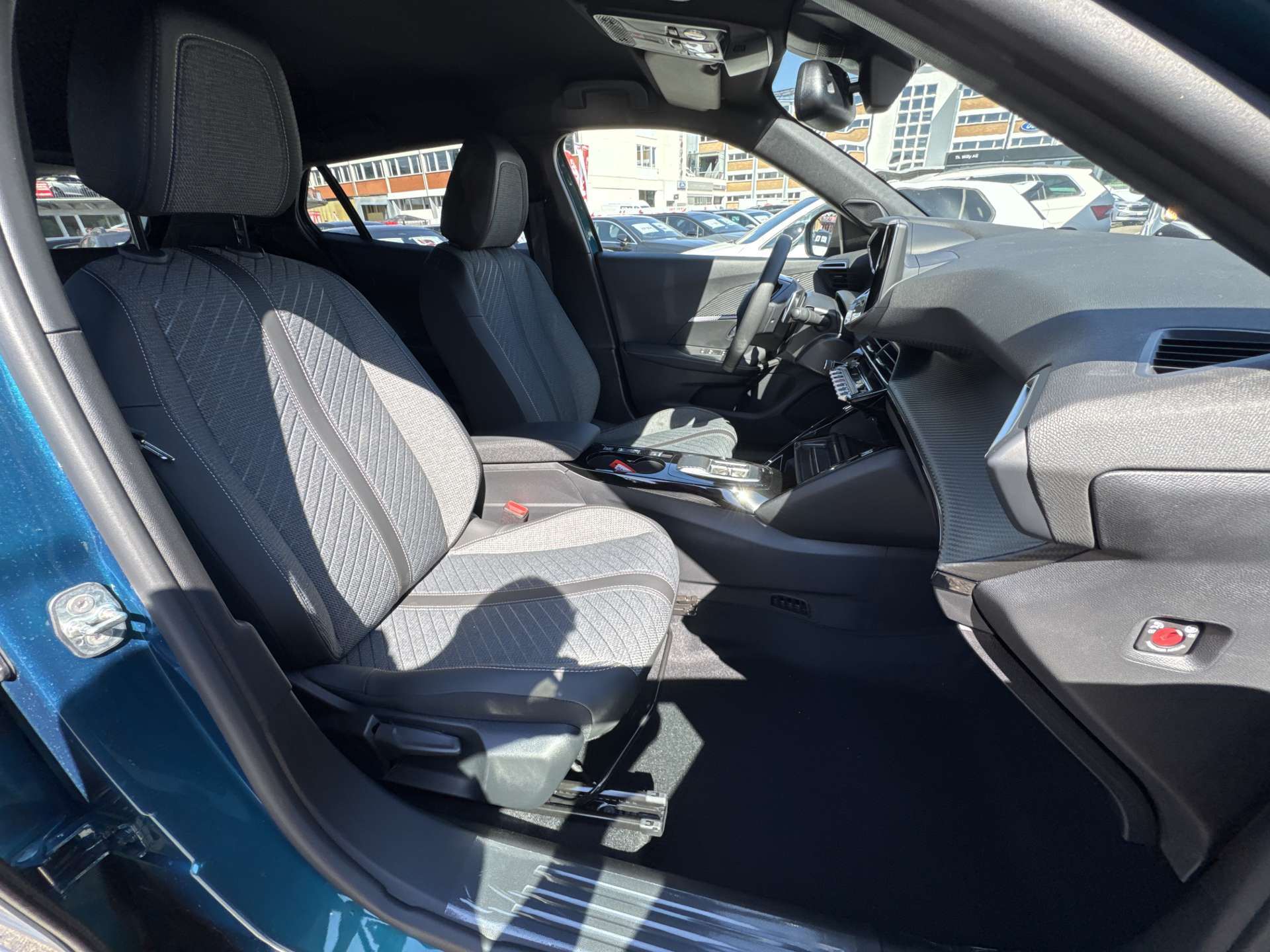 PEUGEOT 2008 1.2 145 MHEV Allure Automat-image-12