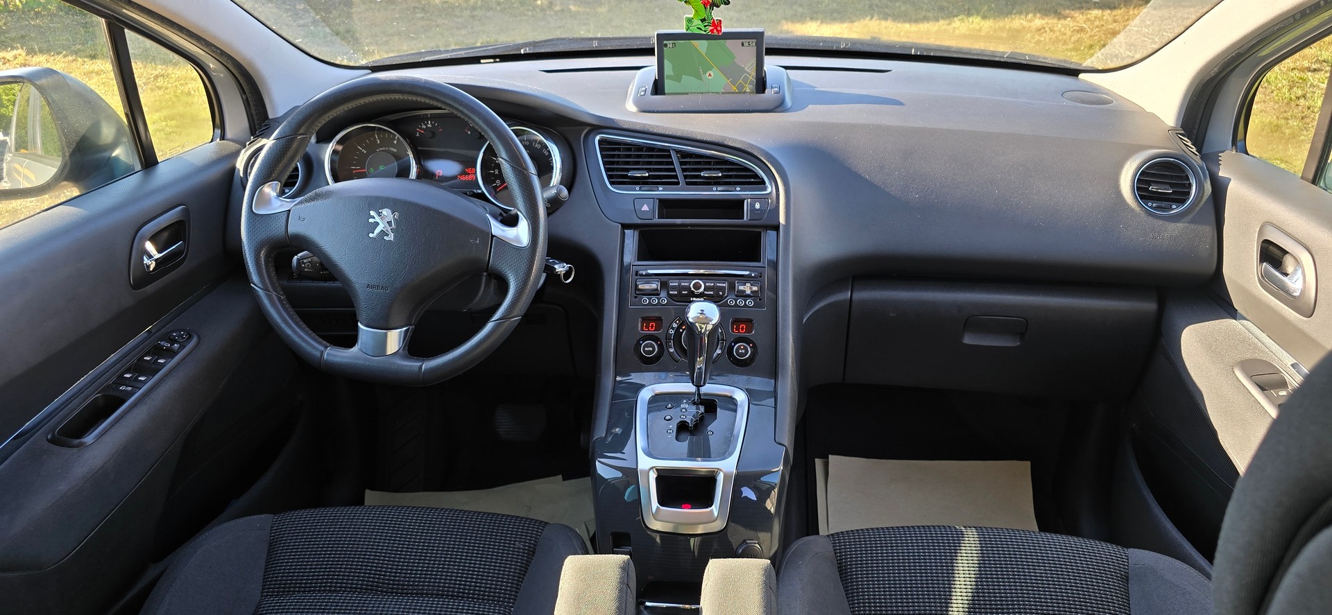 PEUGEOT 5008 1.6 16V T Allure Tiptronic-image-12