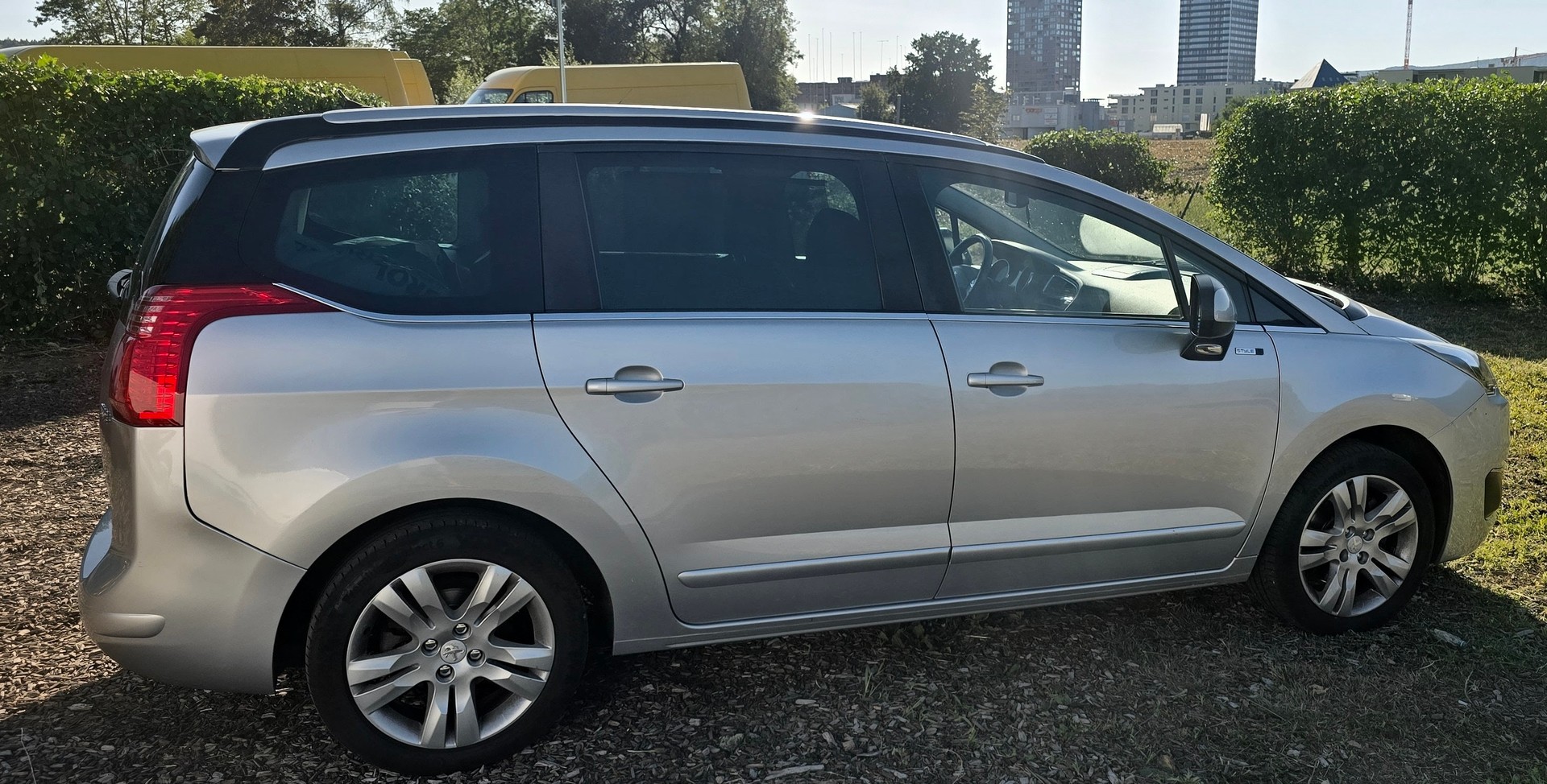 PEUGEOT 5008 1.6 16V T Allure Tiptronic-image-5
