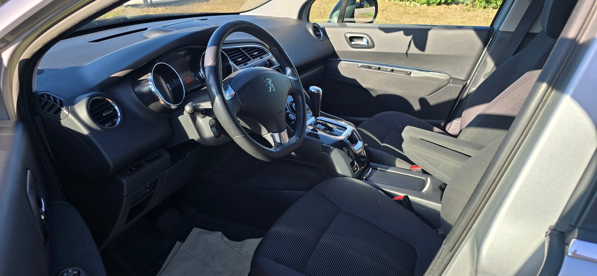 PEUGEOT 5008 1.6 16V T Allure Tiptronic-image-8
