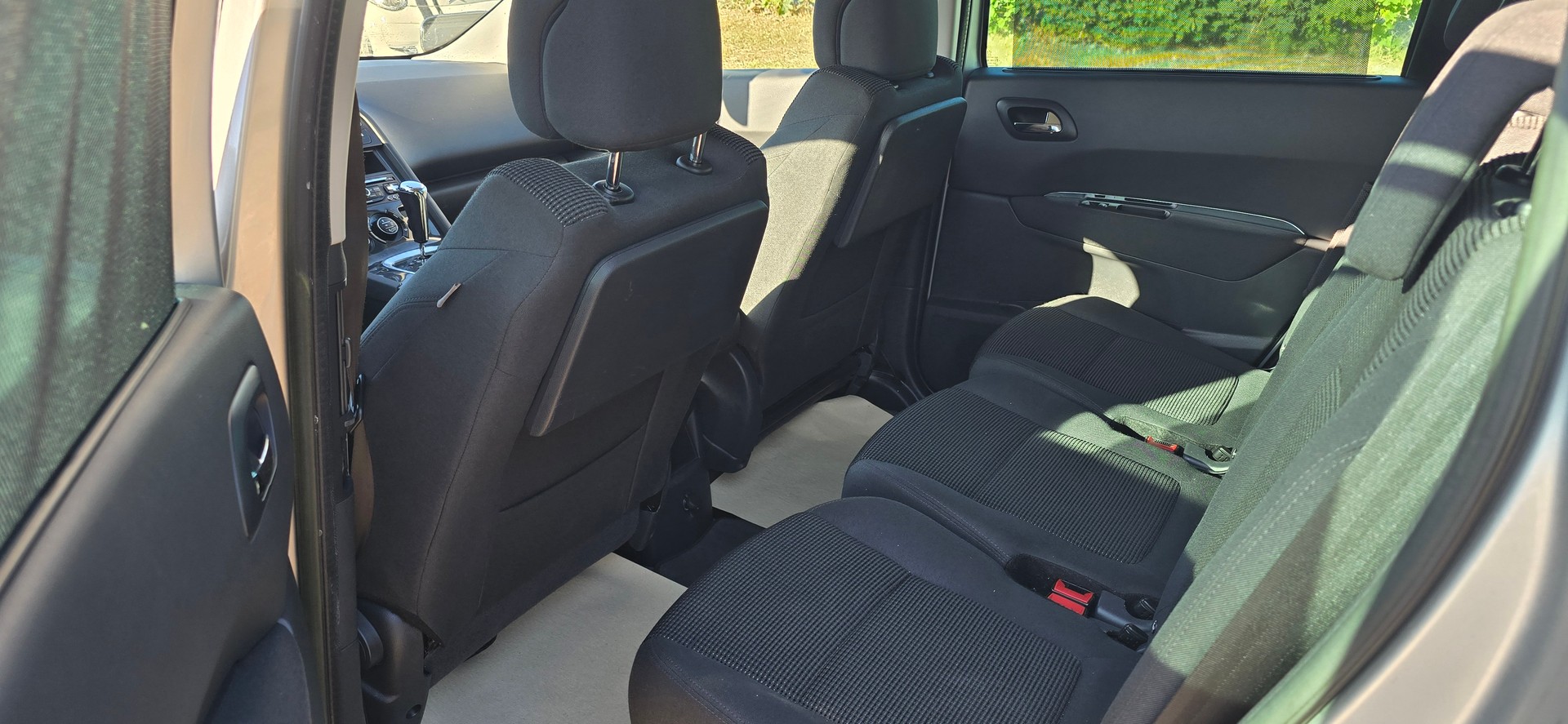 PEUGEOT 5008 1.6 16V T Allure Tiptronic-image-9