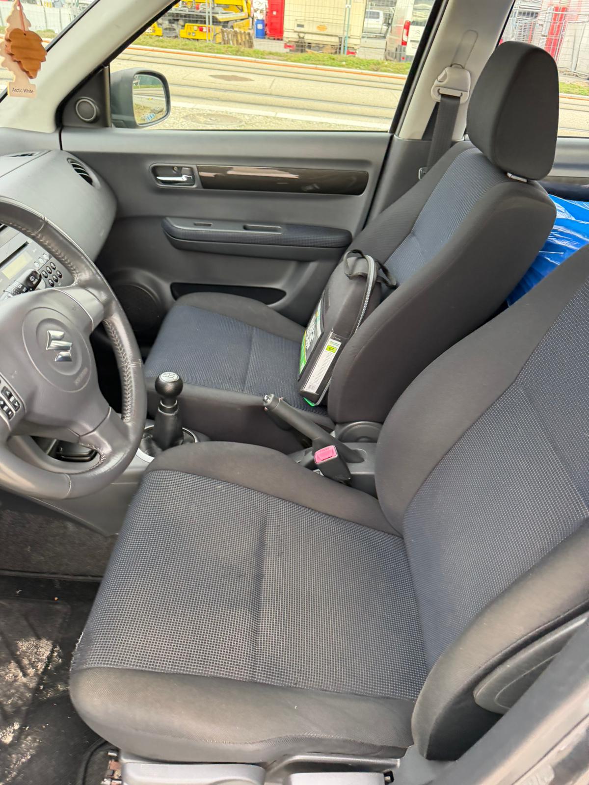 SUZUKI Swift 1.3i 16V GL Top-image-5
