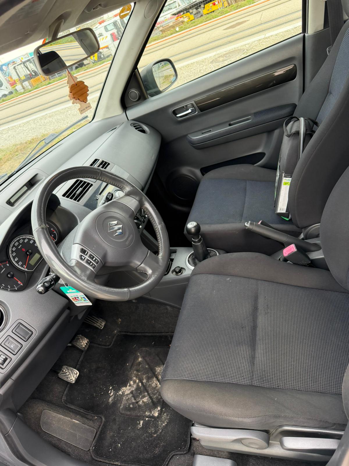 SUZUKI Swift 1.3i 16V GL Top-image-8