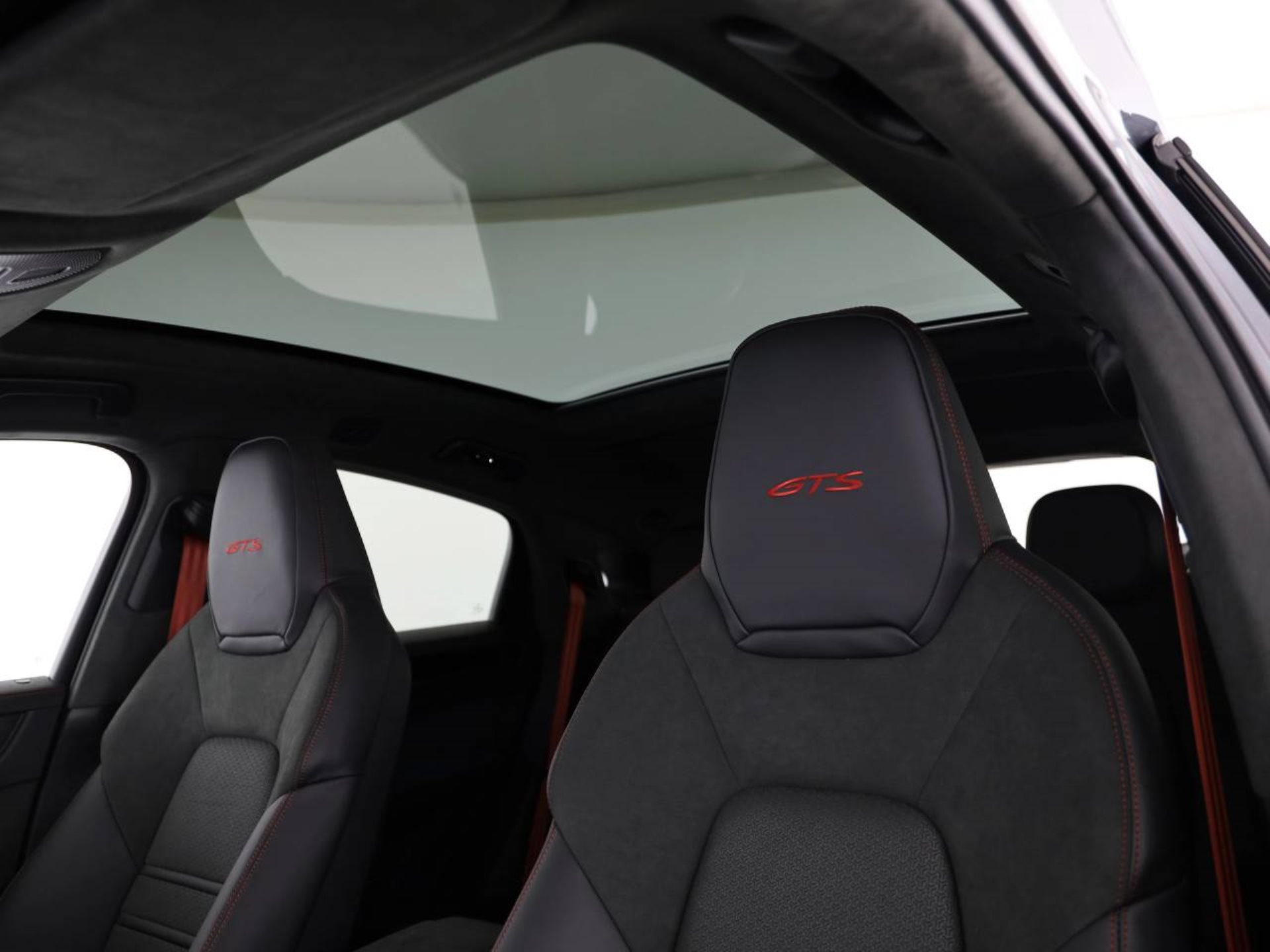 PORSCHE Cayenne GTS Coupé-image-4