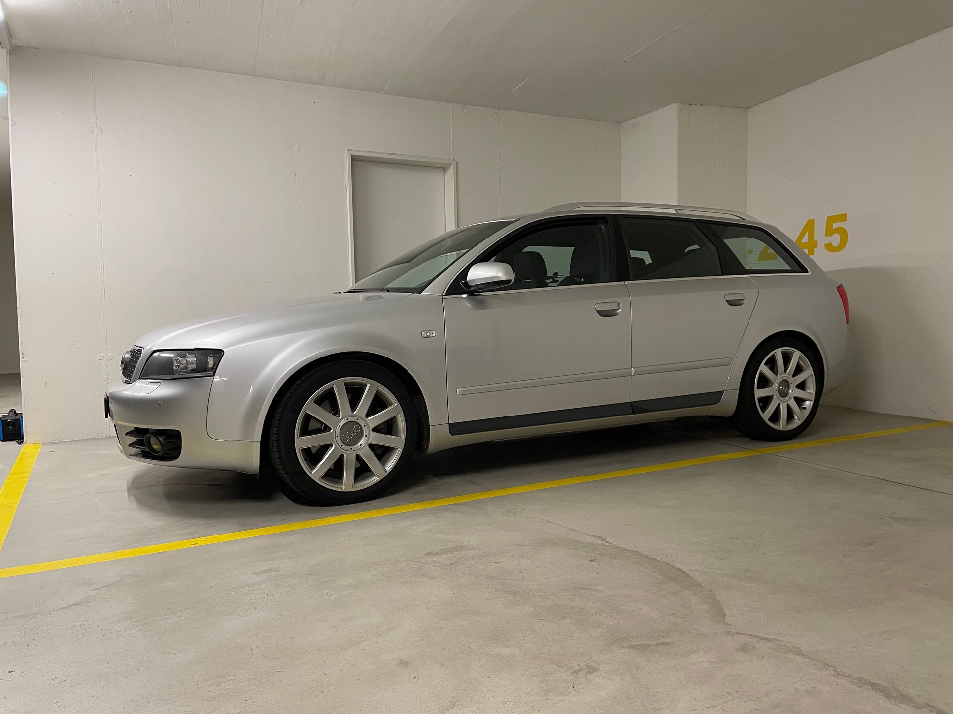 AUDI 4.2 V8 quattro-image-1