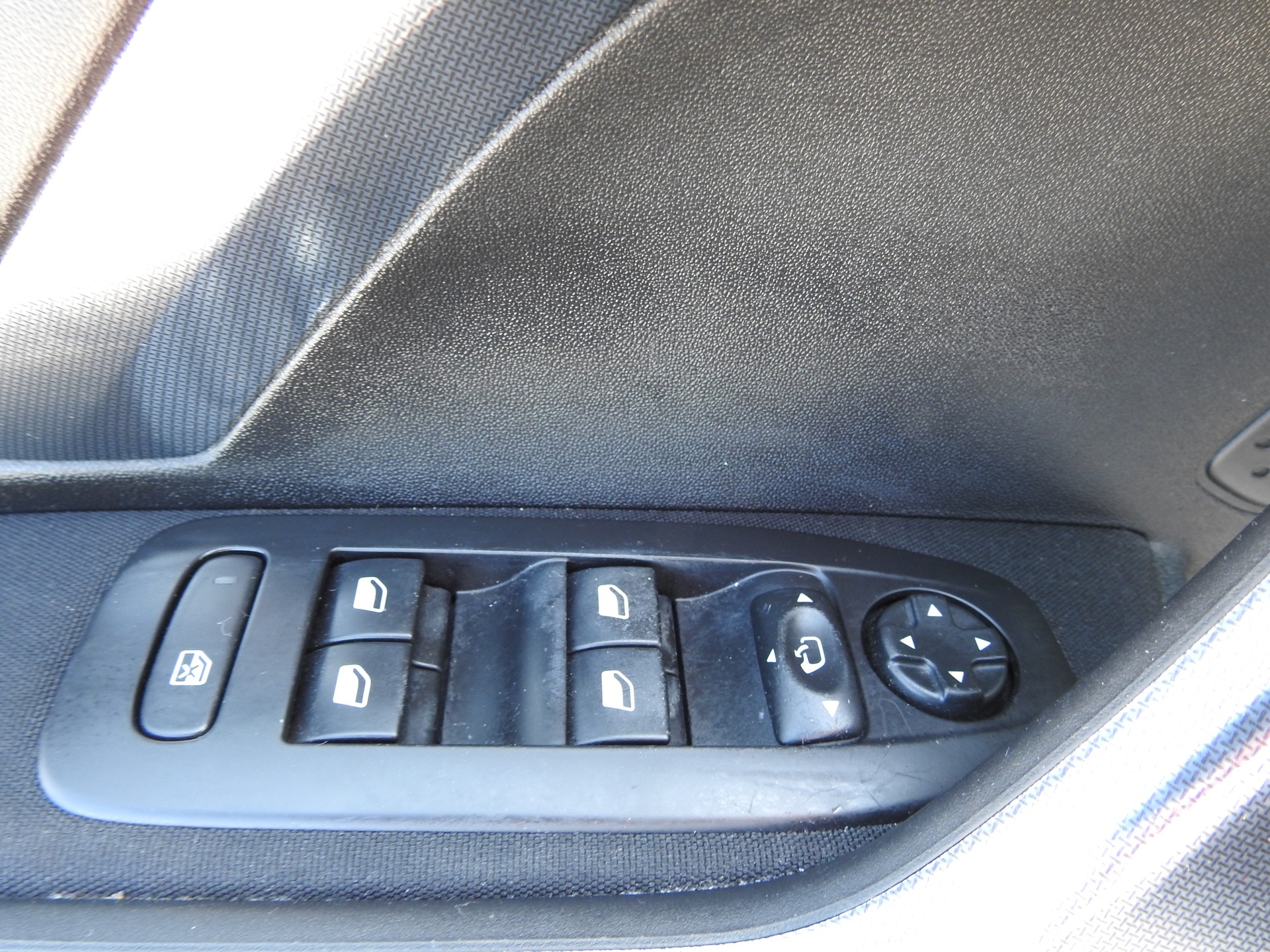 PEUGEOT 2008 1.6 VTI Active Automatic-image-21