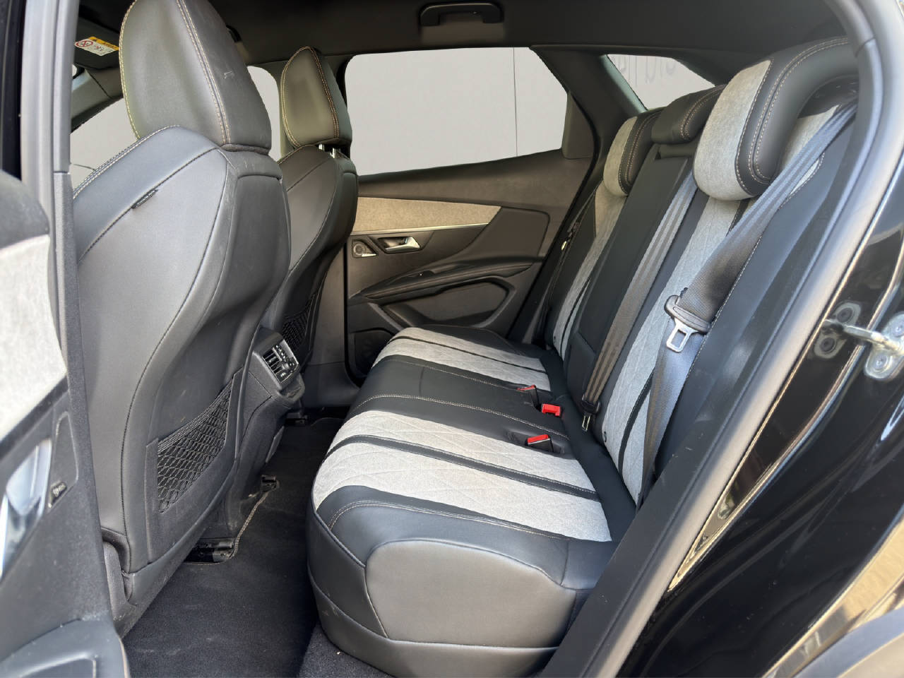 PEUGEOT 3008 1.6 Plug-in Hybrid4 GT Line-image-9