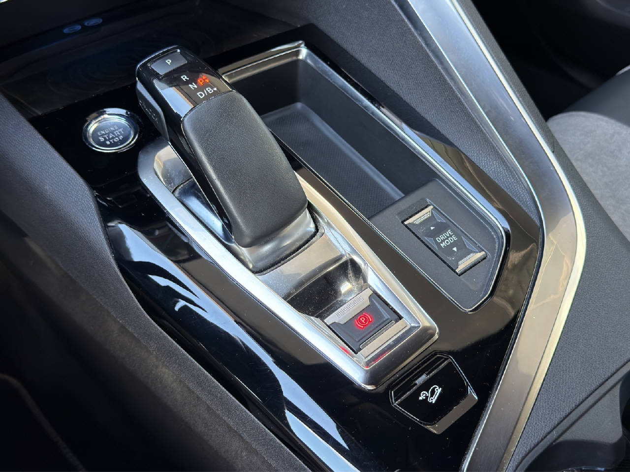 PEUGEOT 3008 1.6 Plug-in Hybrid4 GT Line-image-7