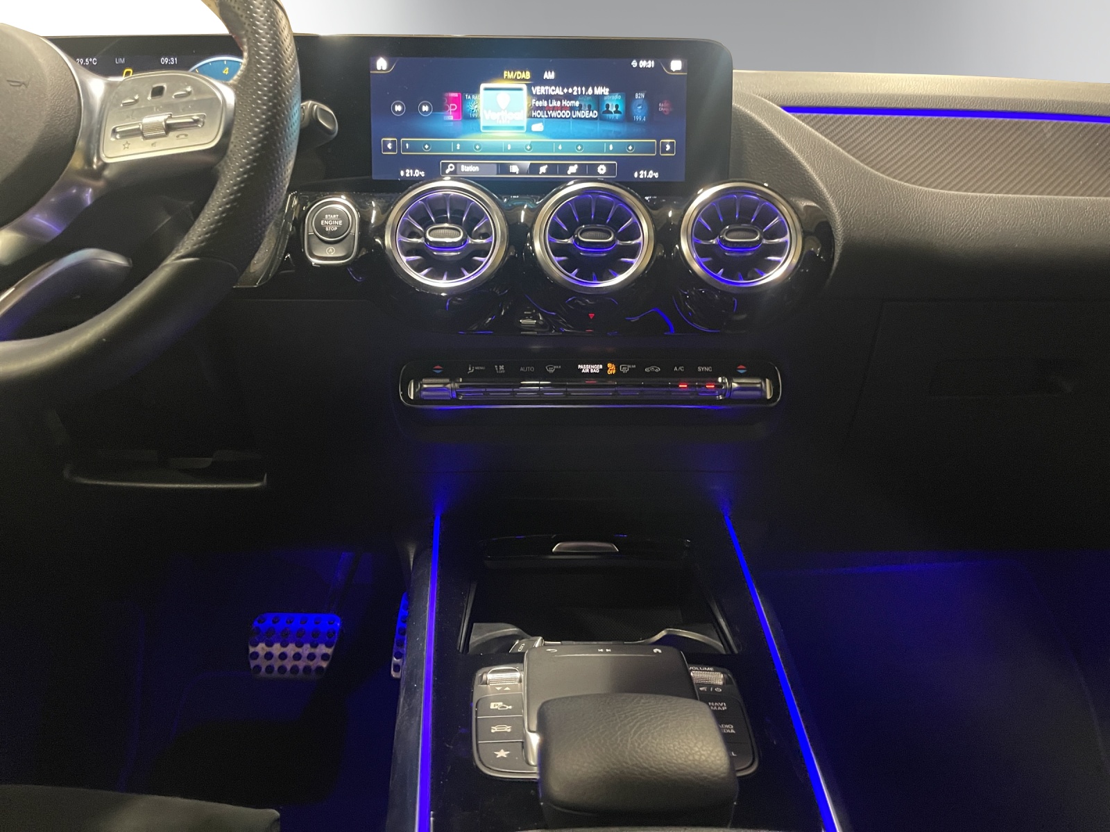 MERCEDES-BENZ GLA 200 AMG Line 7G-DCT-image-11
