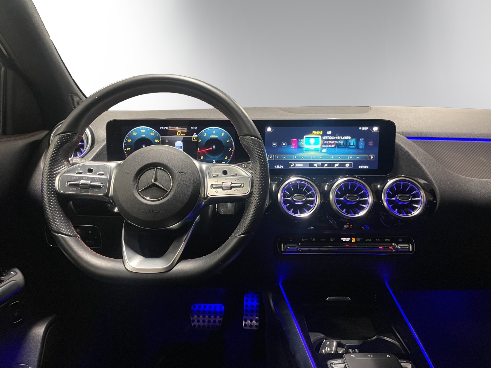 MERCEDES-BENZ GLA 200 AMG Line 7G-DCT-image-10