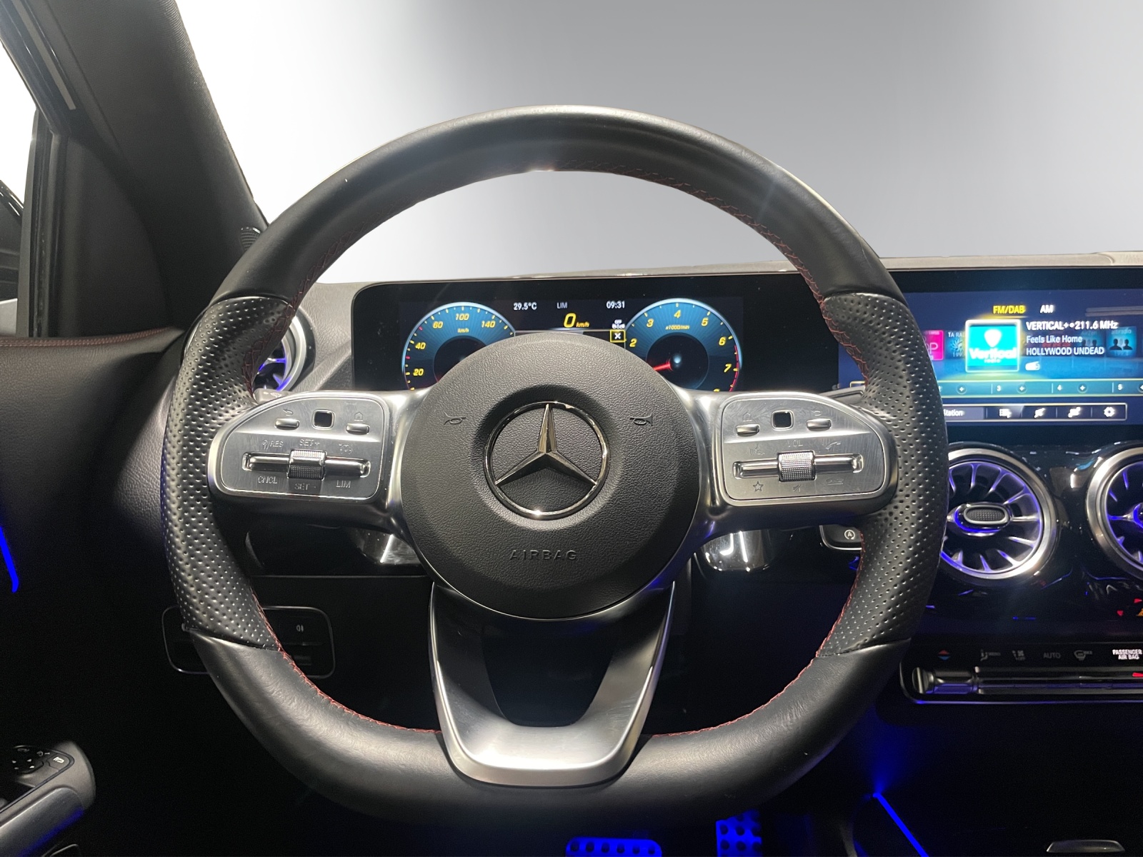 MERCEDES-BENZ GLA 200 AMG Line 7G-DCT-image-12