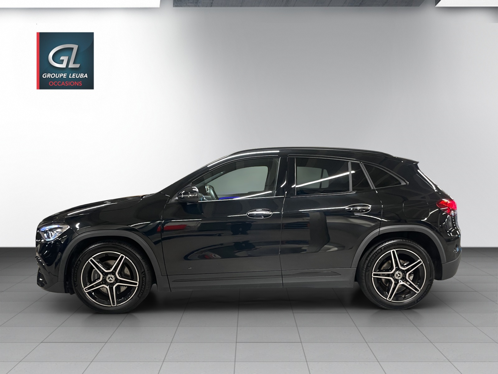 MERCEDES-BENZ GLA 200 AMG Line 7G-DCT-image-2