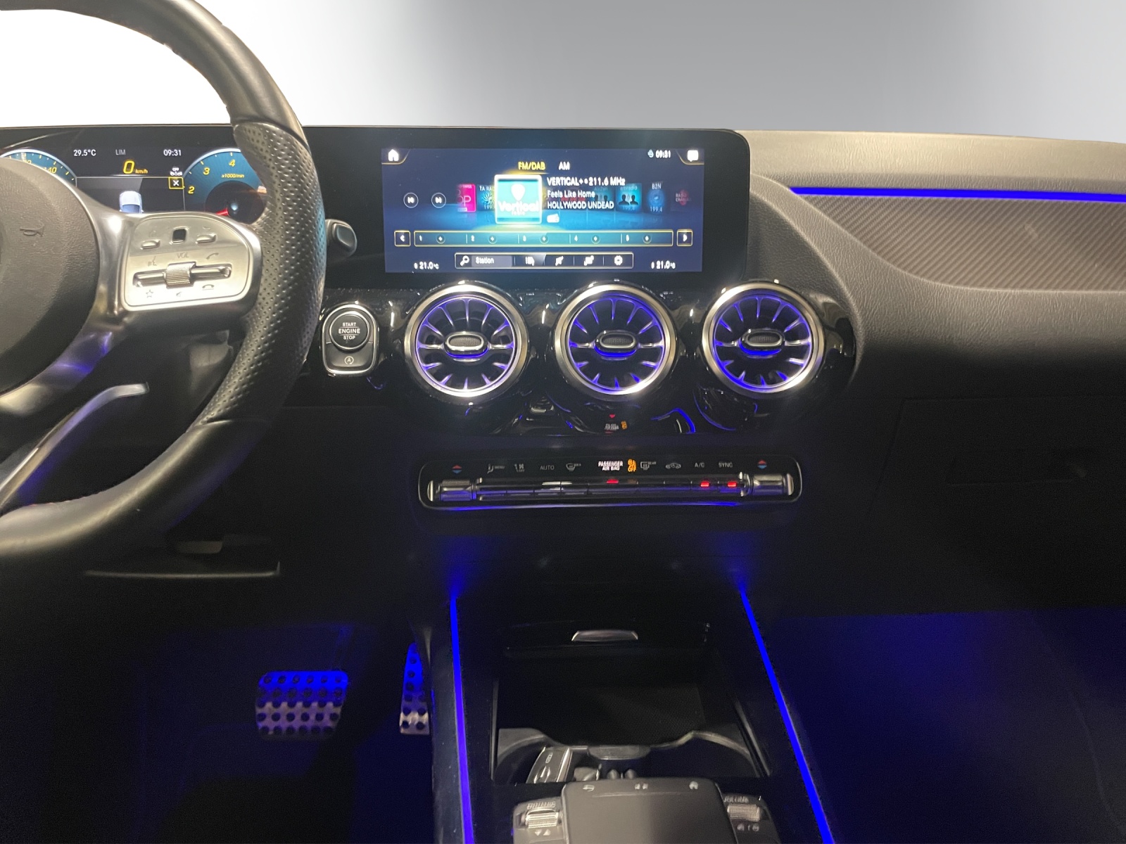 MERCEDES-BENZ GLA 200 AMG Line 7G-DCT-image-13