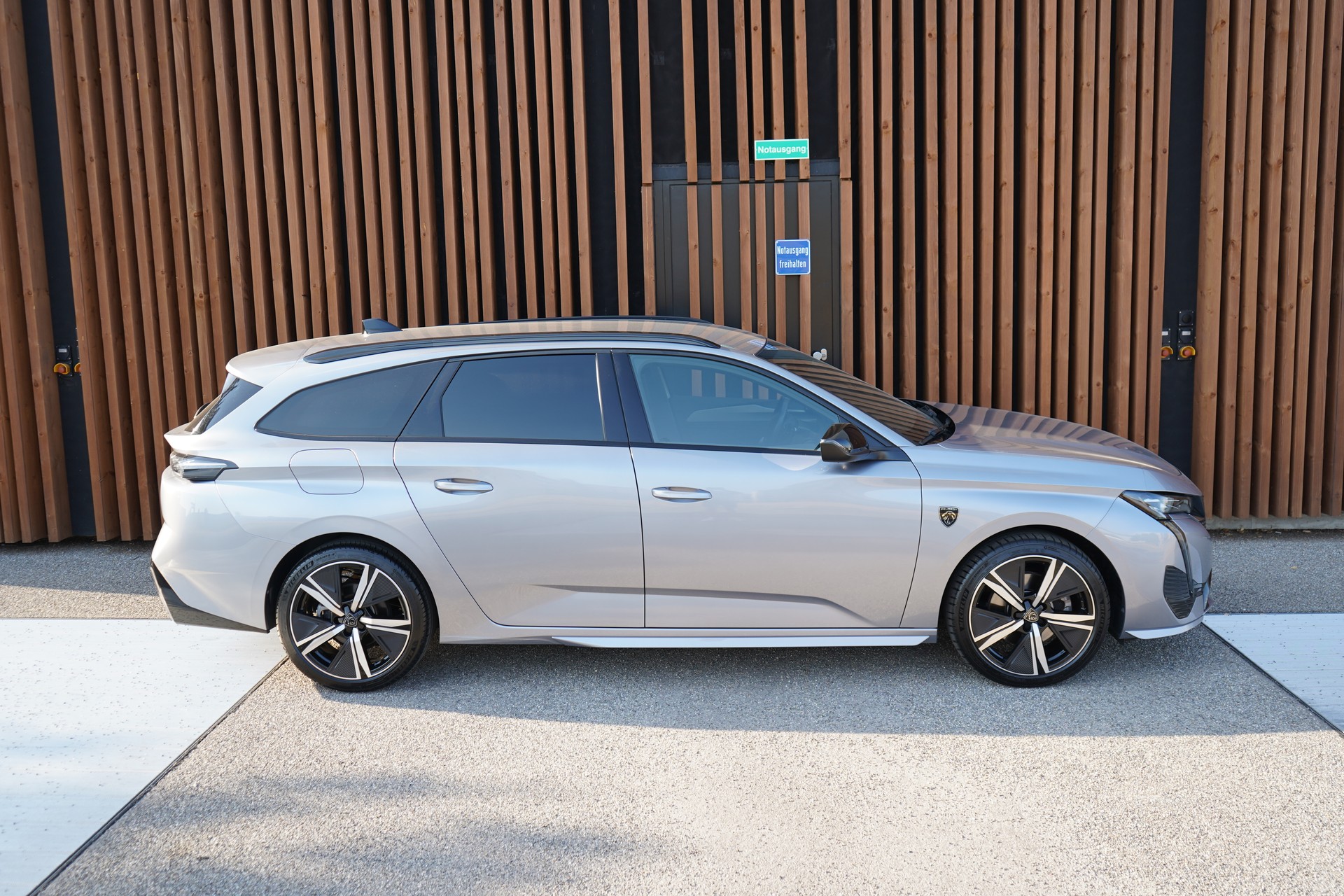 PEUGEOT 308 SW 1.2 PURE TECH GT EAT8 l 130 PS-image-3