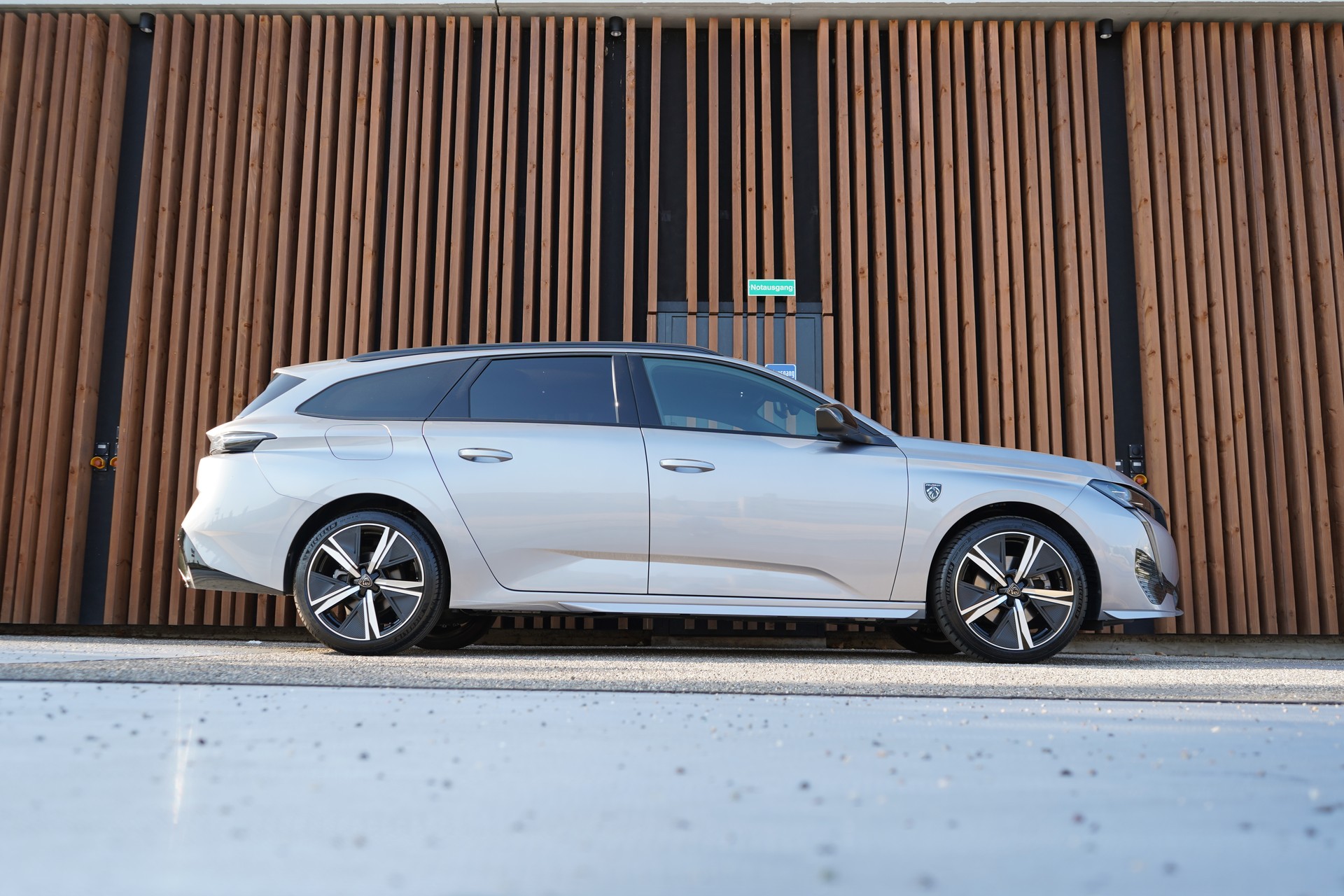 PEUGEOT 308 SW 1.2 PURE TECH GT EAT8 l 130 PS-image-1