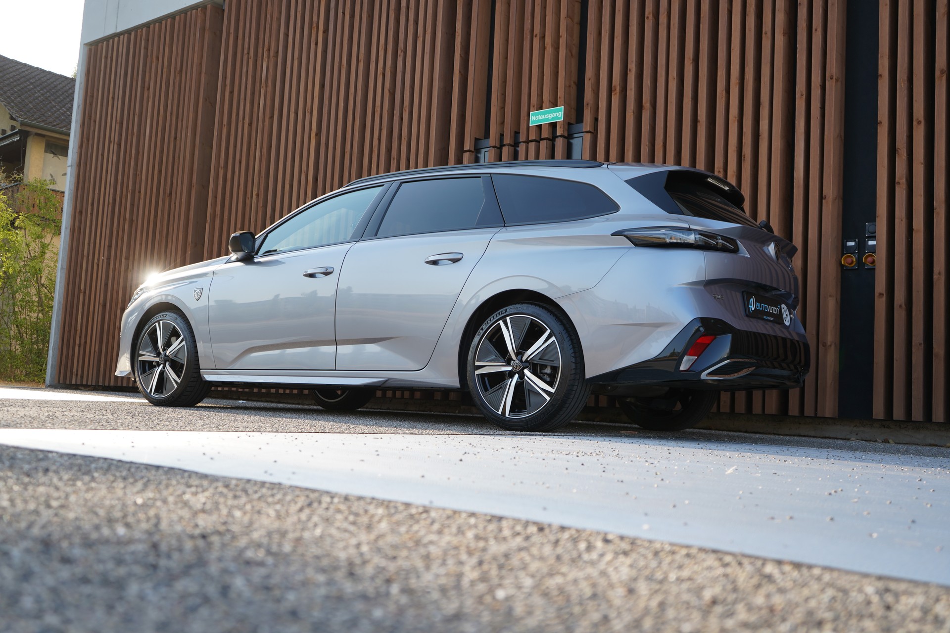 PEUGEOT 308 SW 1.2 PURE TECH GT EAT8 l 130 PS-image-12