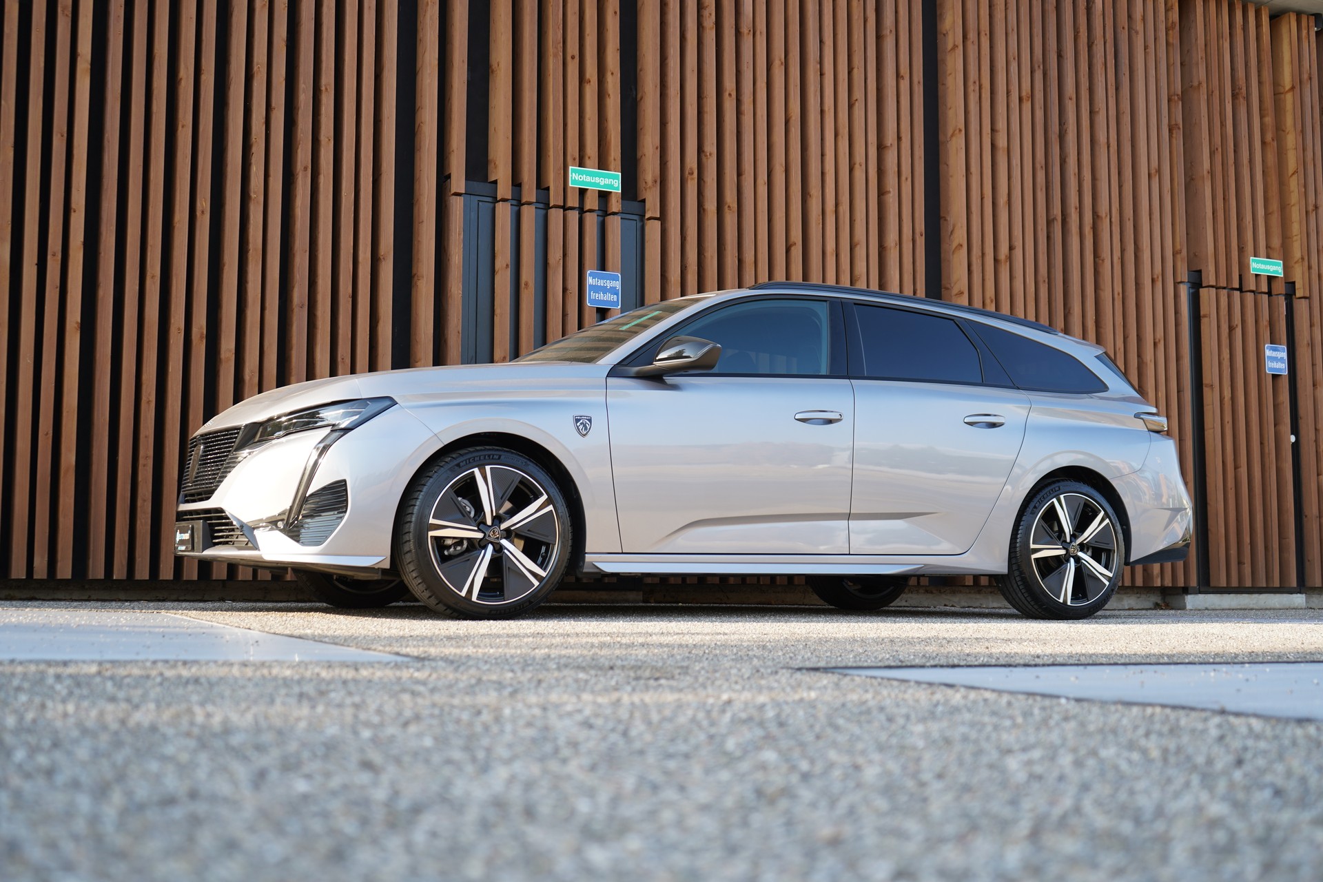 PEUGEOT 308 SW 1.2 PURE TECH GT EAT8 l 130 PS-image-10