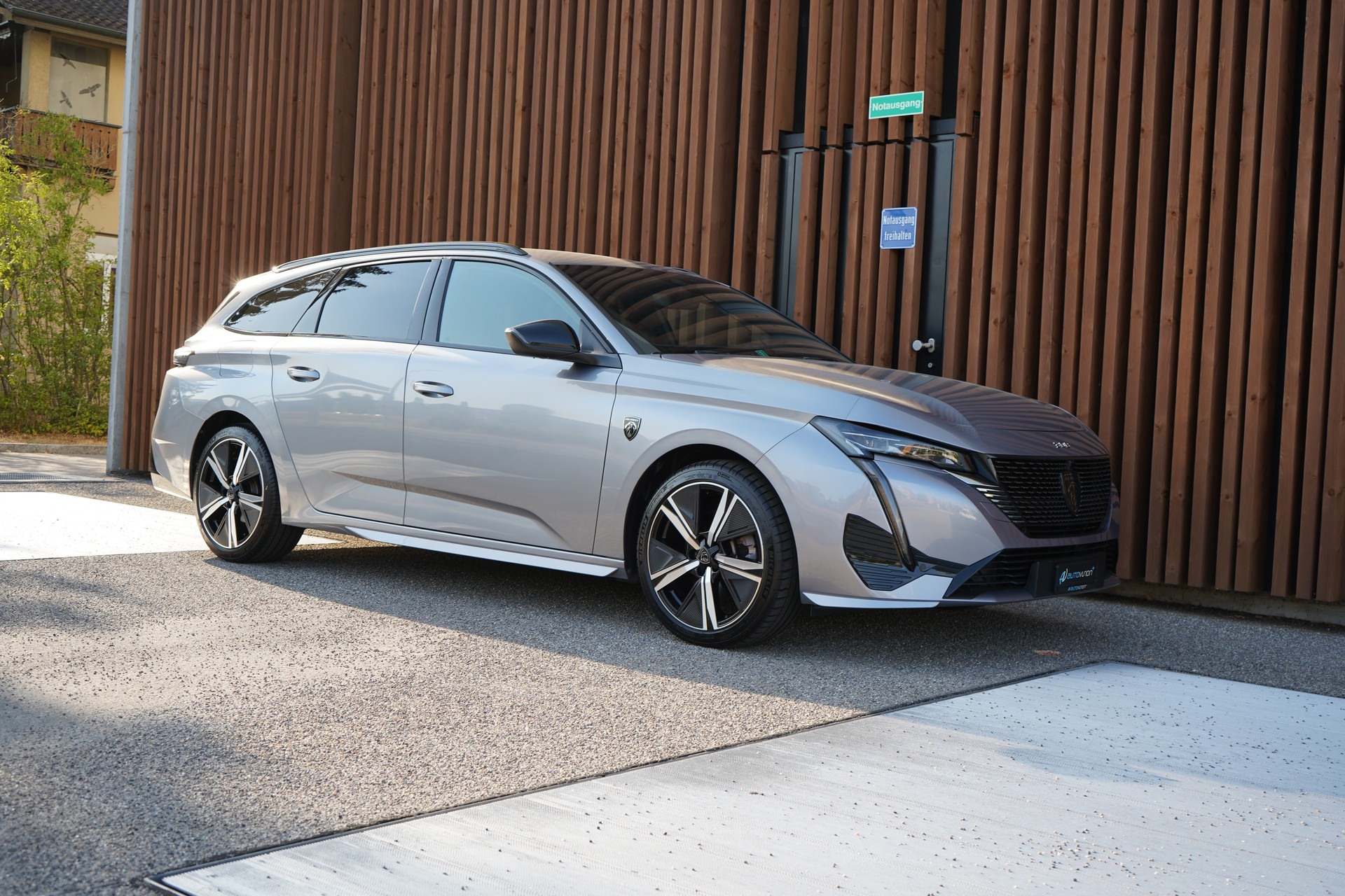 PEUGEOT 308 SW 1.2 PURE TECH GT EAT8 l 130 PS-image-7