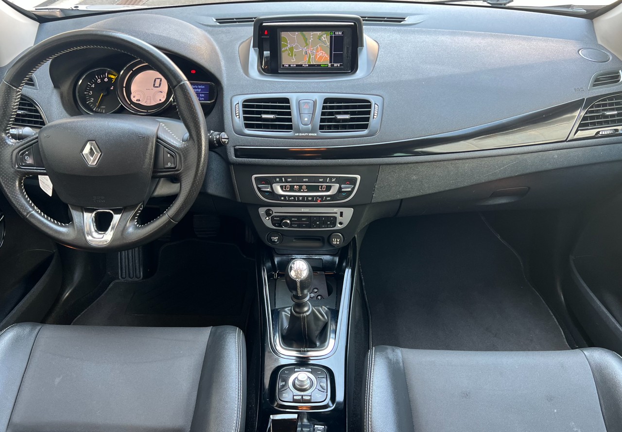 RENAULT Mégane Grandtour 1.4 16V Turbo Bose-image-9