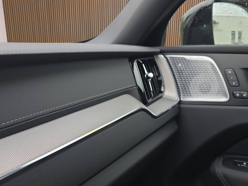 VOLVO XC60 2.0 T8 TE Black Edition eAWD-image-18