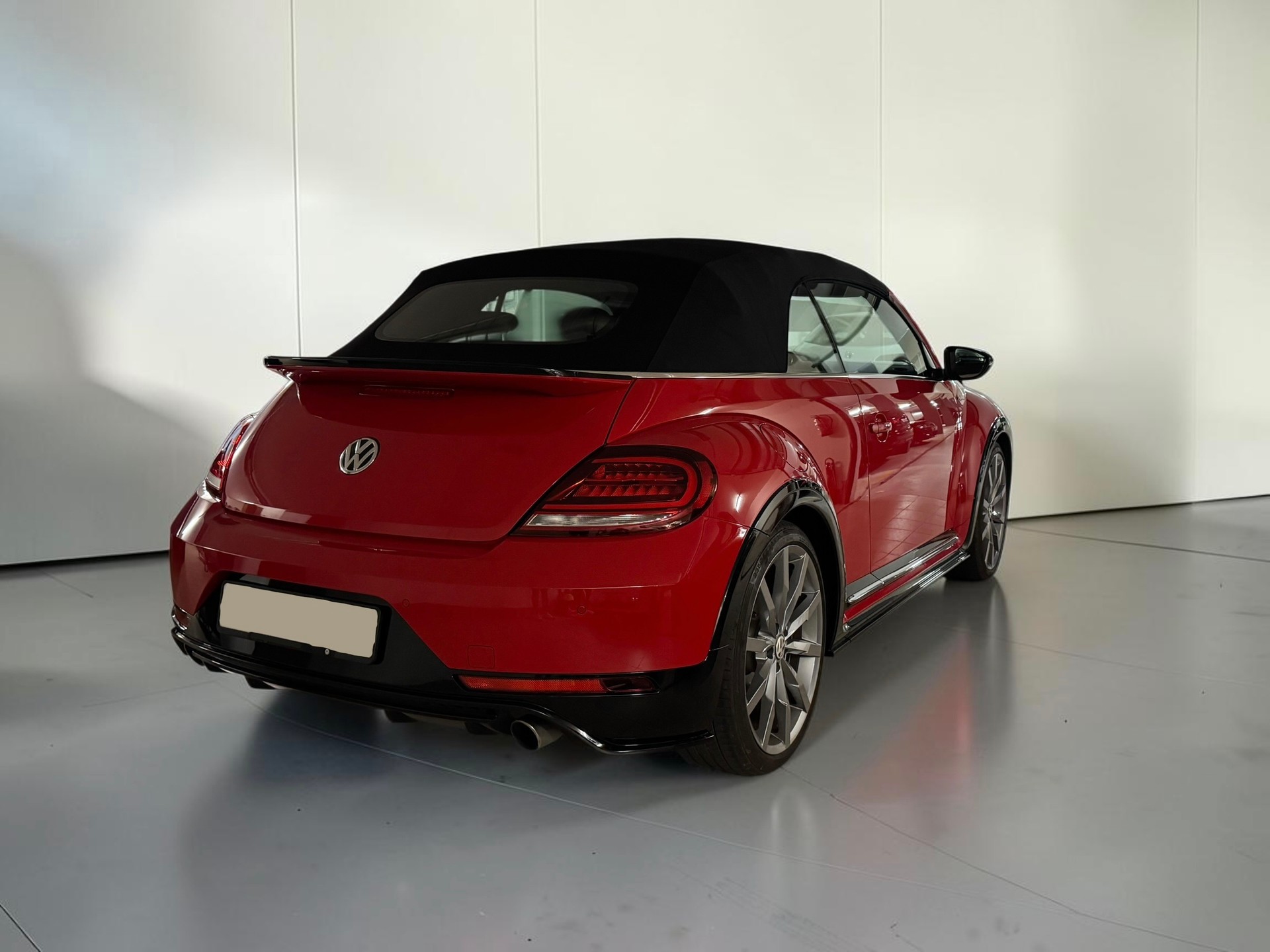 VW Beetle Cabriolet 2.0 TSI BMT R-Line DSG-image-4
