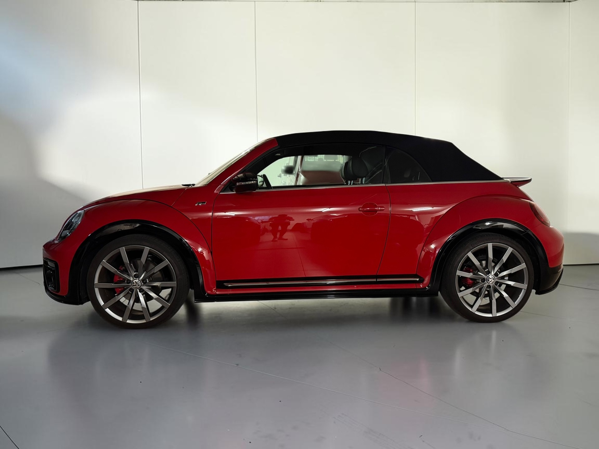 VW Beetle Cabriolet 2.0 TSI BMT R-Line DSG-image-6
