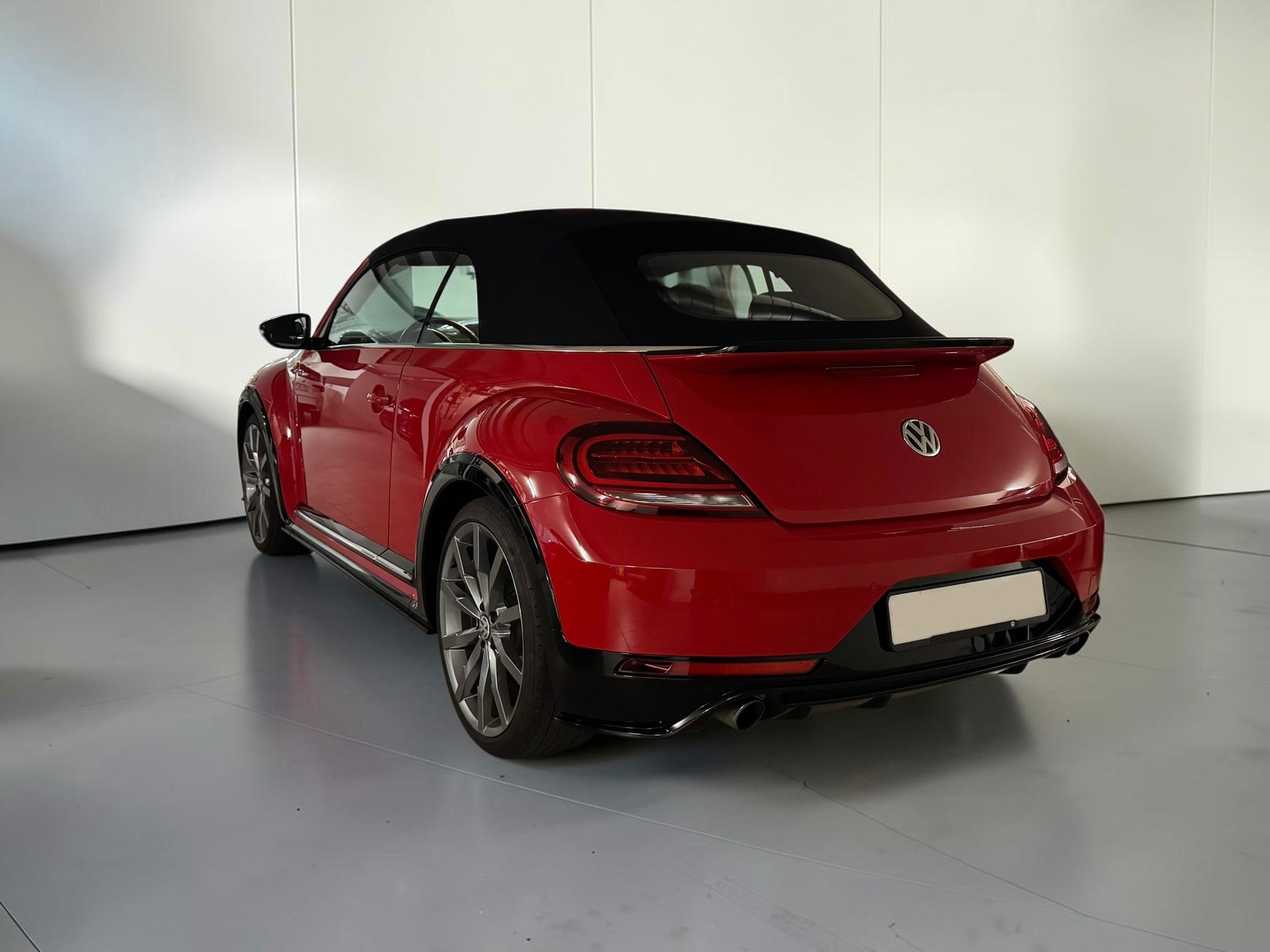 VW Beetle Cabriolet 2.0 TSI BMT R-Line DSG-image-3