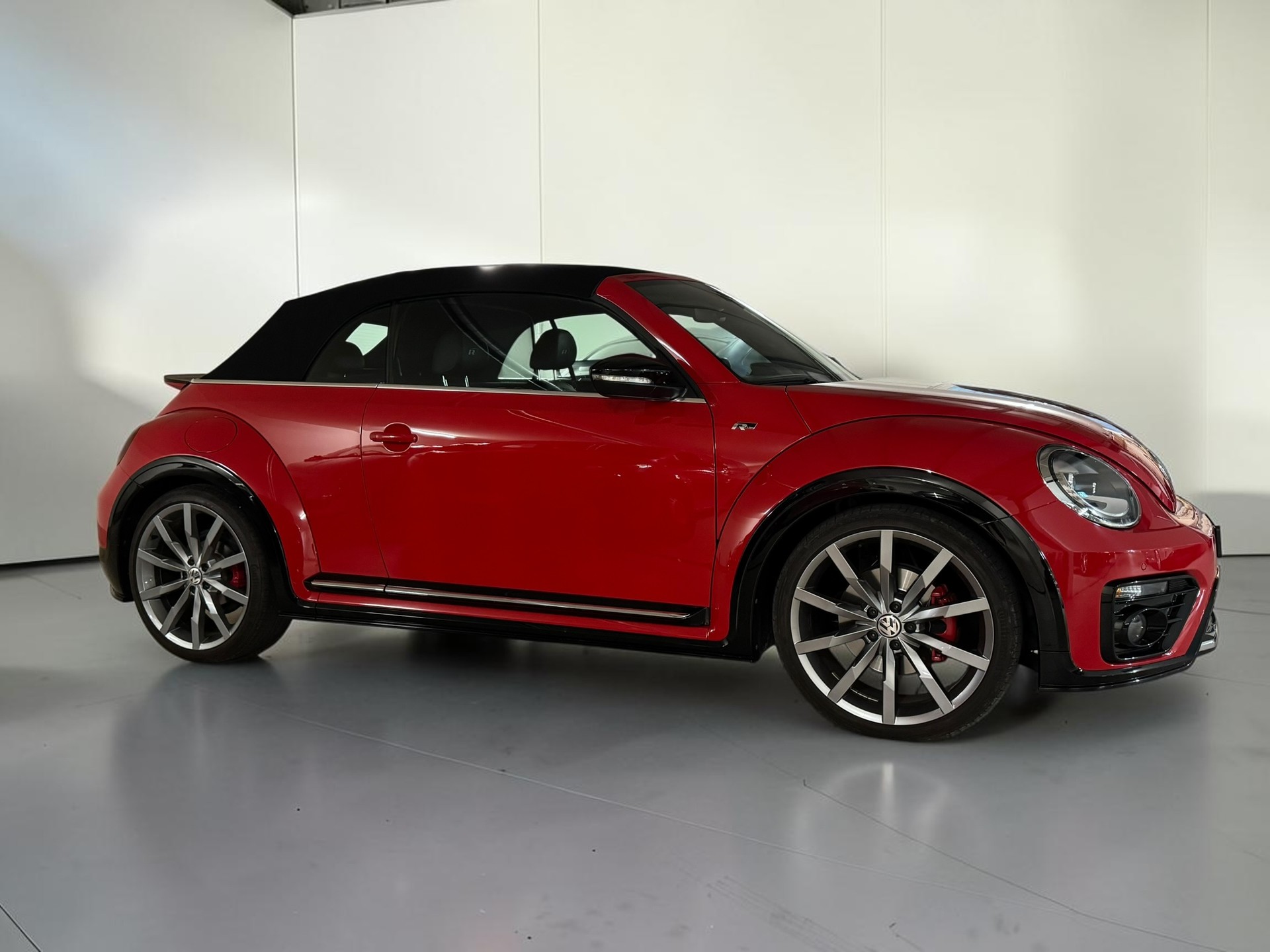 VW Beetle Cabriolet 2.0 TSI BMT R-Line DSG-image-5