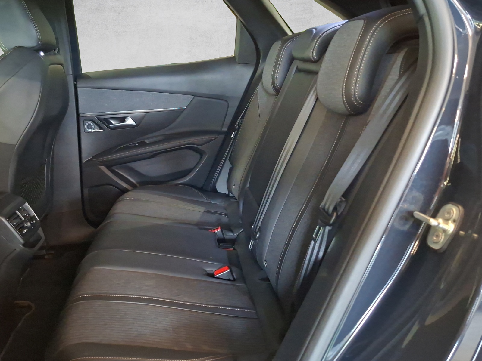 PEUGEOT 3008 1.5 BlueHDi GT Line-image-13