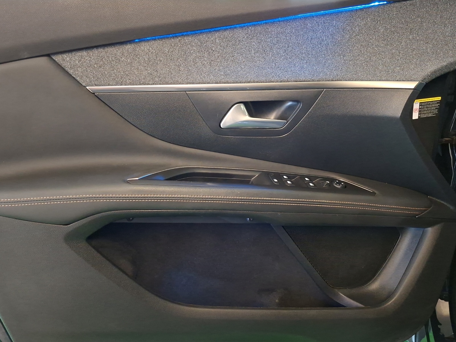 PEUGEOT 3008 1.5 BlueHDi GT Line-image-12