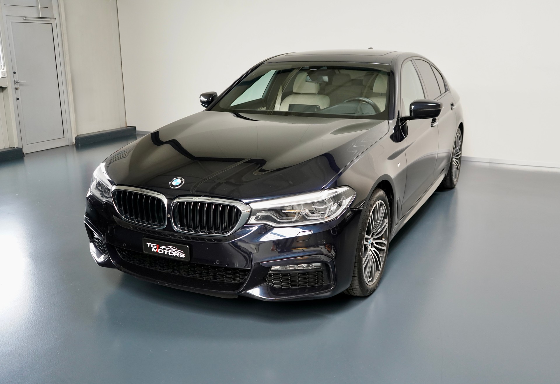 BMW 540i xDrive Steptronic-image-0