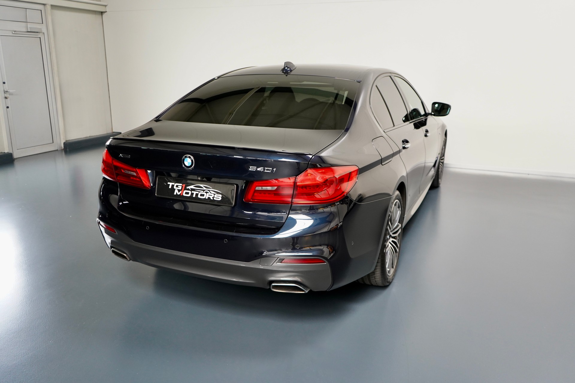 BMW 540i xDrive Steptronic-image-2