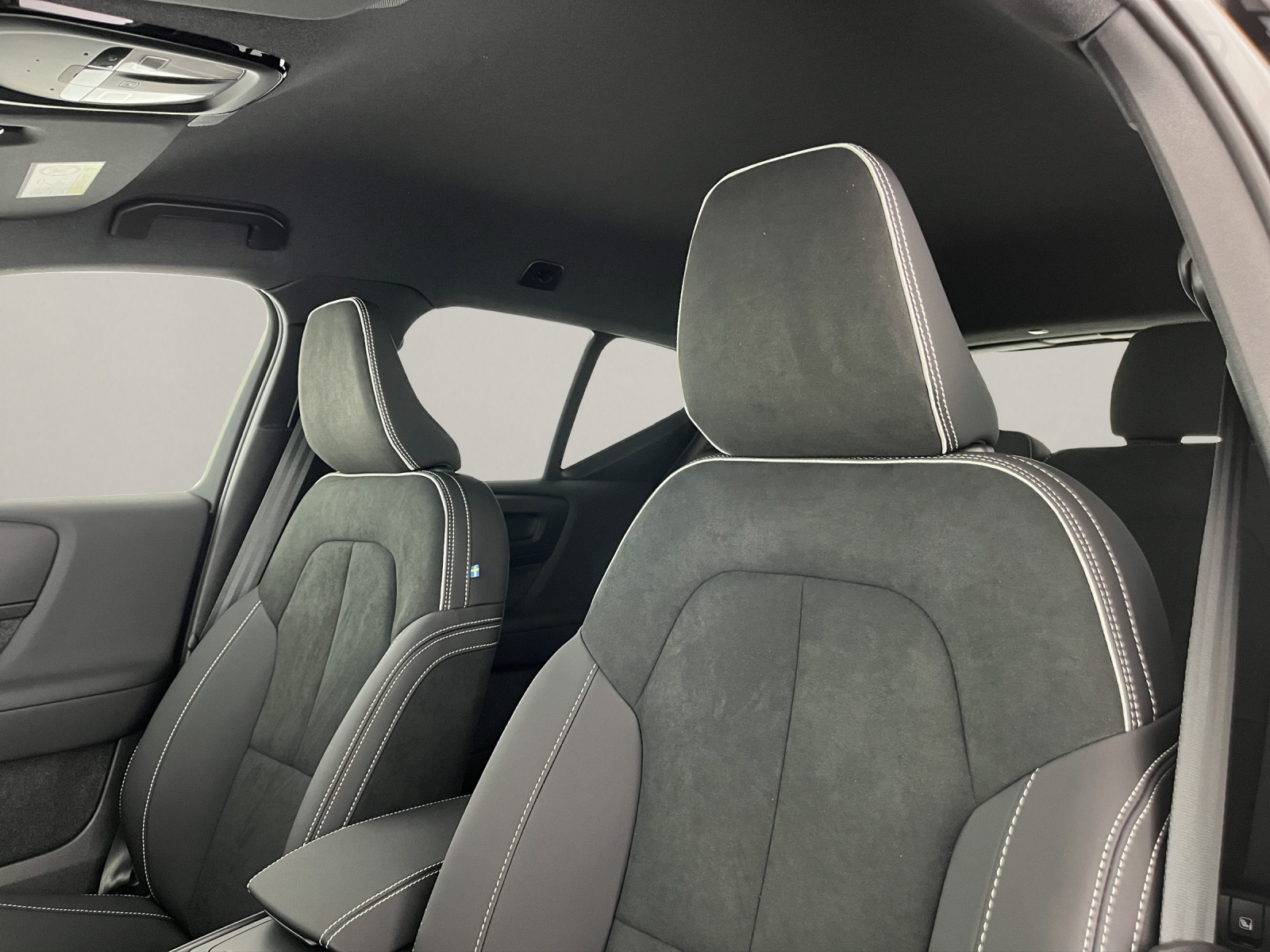 VOLVO XC40 2.0 B3 MH Plus Dark-image-10