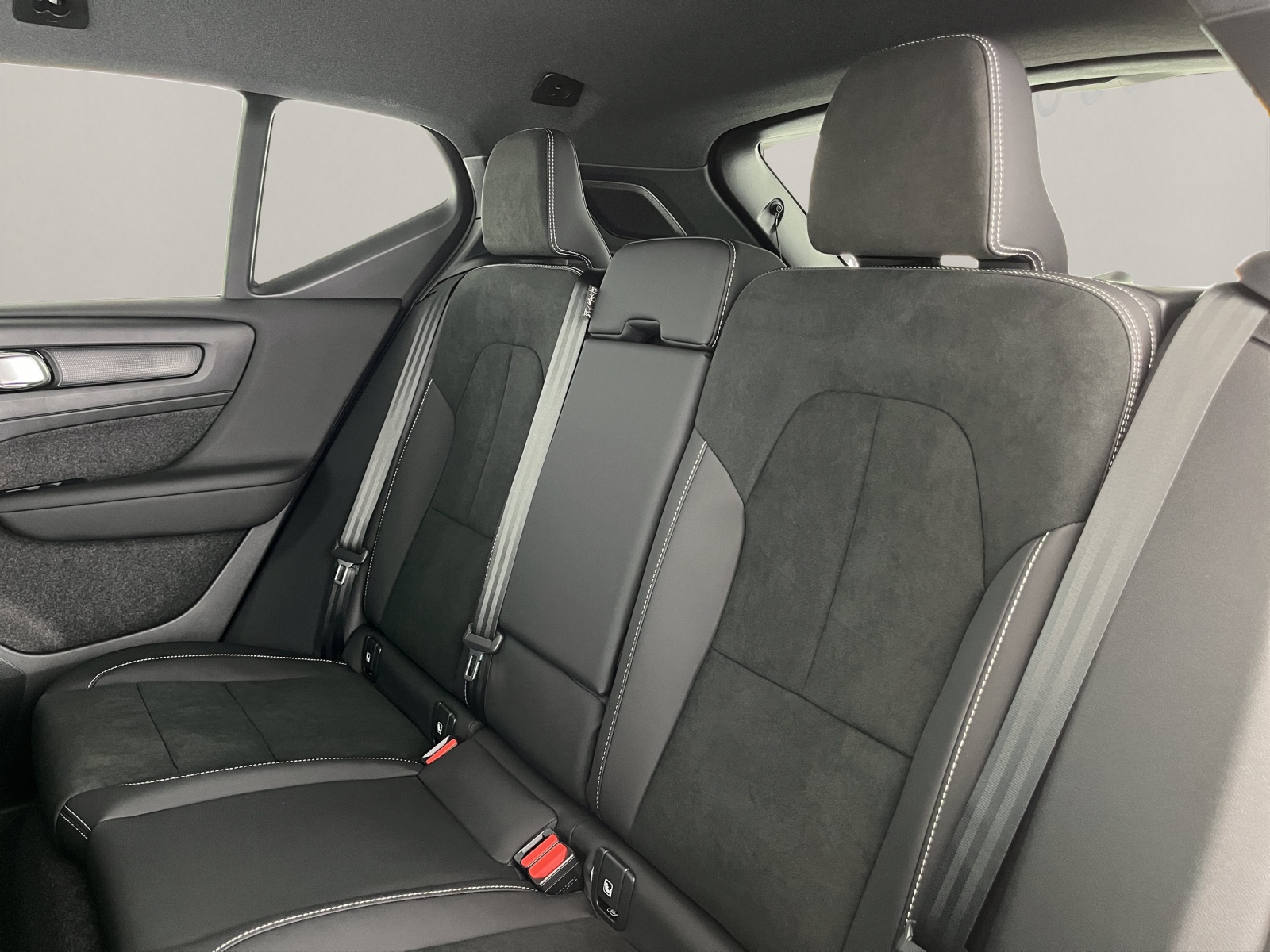 VOLVO XC40 2.0 B3 MH Plus Dark-image-11
